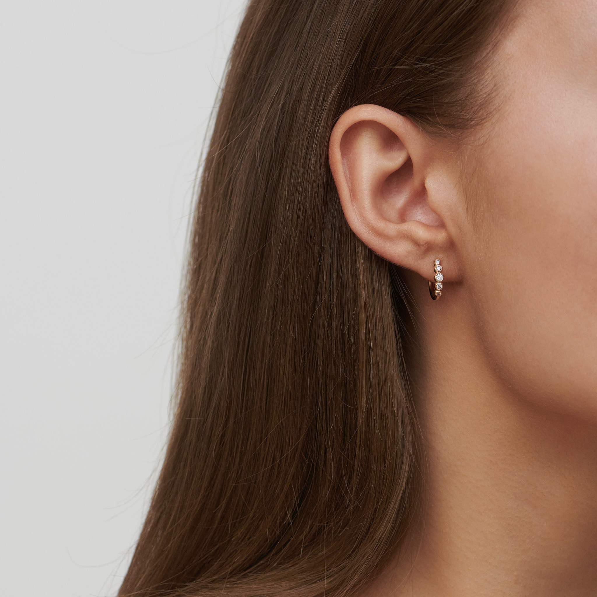 Pristine Medium Hoop i 14K guld med diamanter, båret i øret