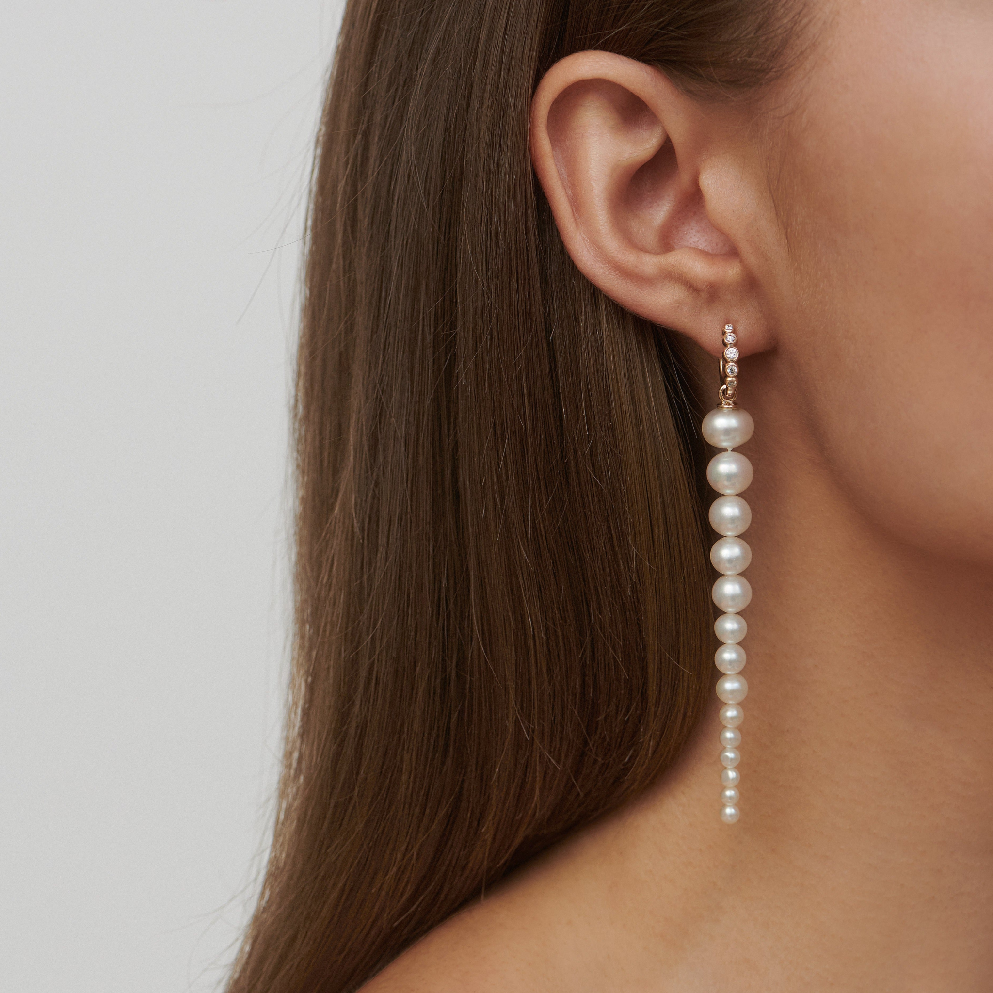 Pristine Medium Hoop i 14K guld, stylet med diamantbesat ear pendant i kæde