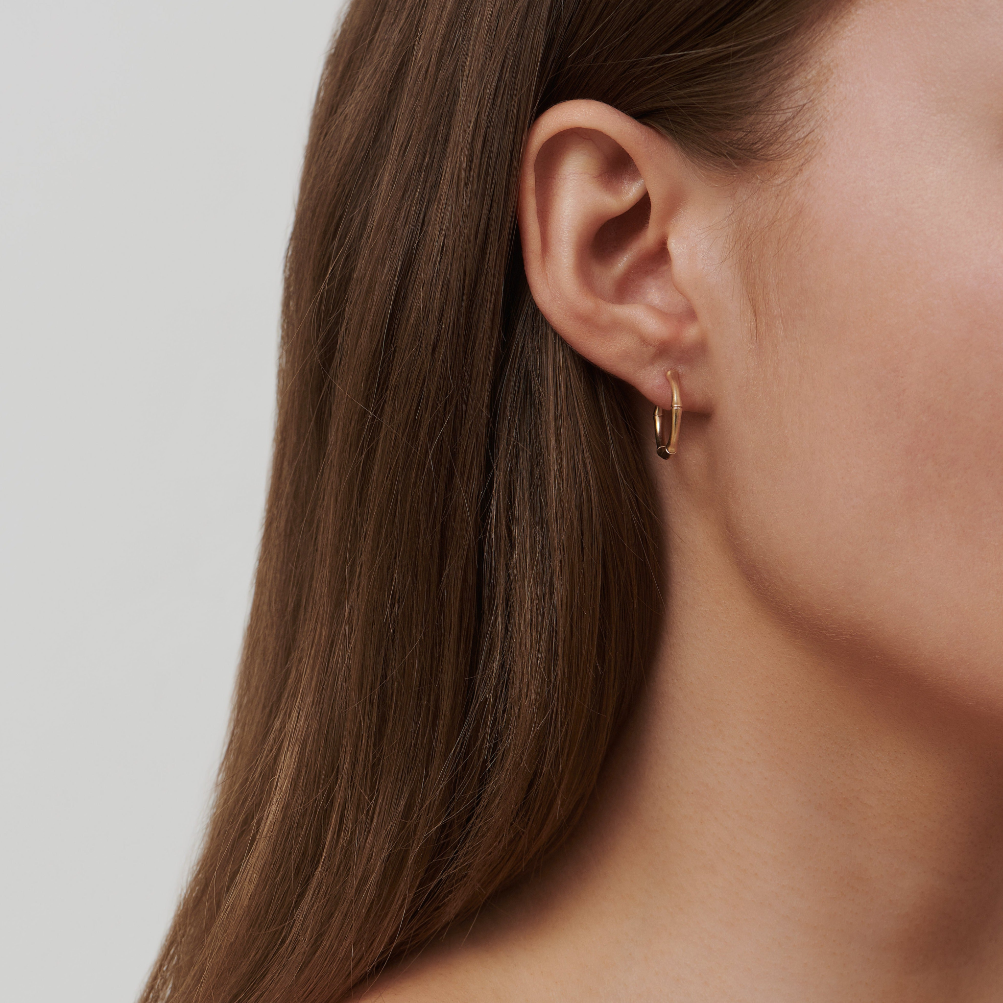 Bamboo Hoops Small båret i øret, tæt på