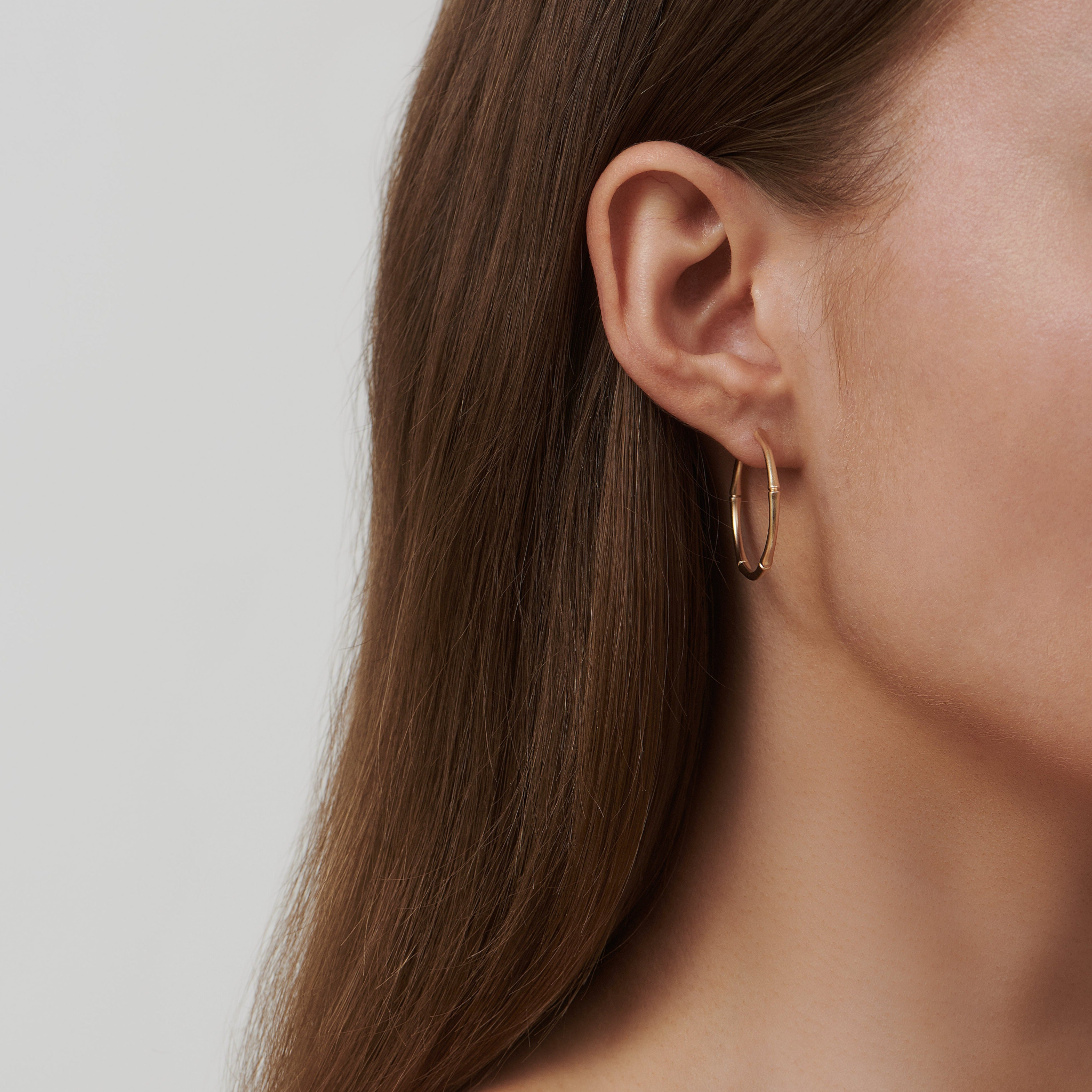 Model iført Bamboo Hoops Medium i 14K guld