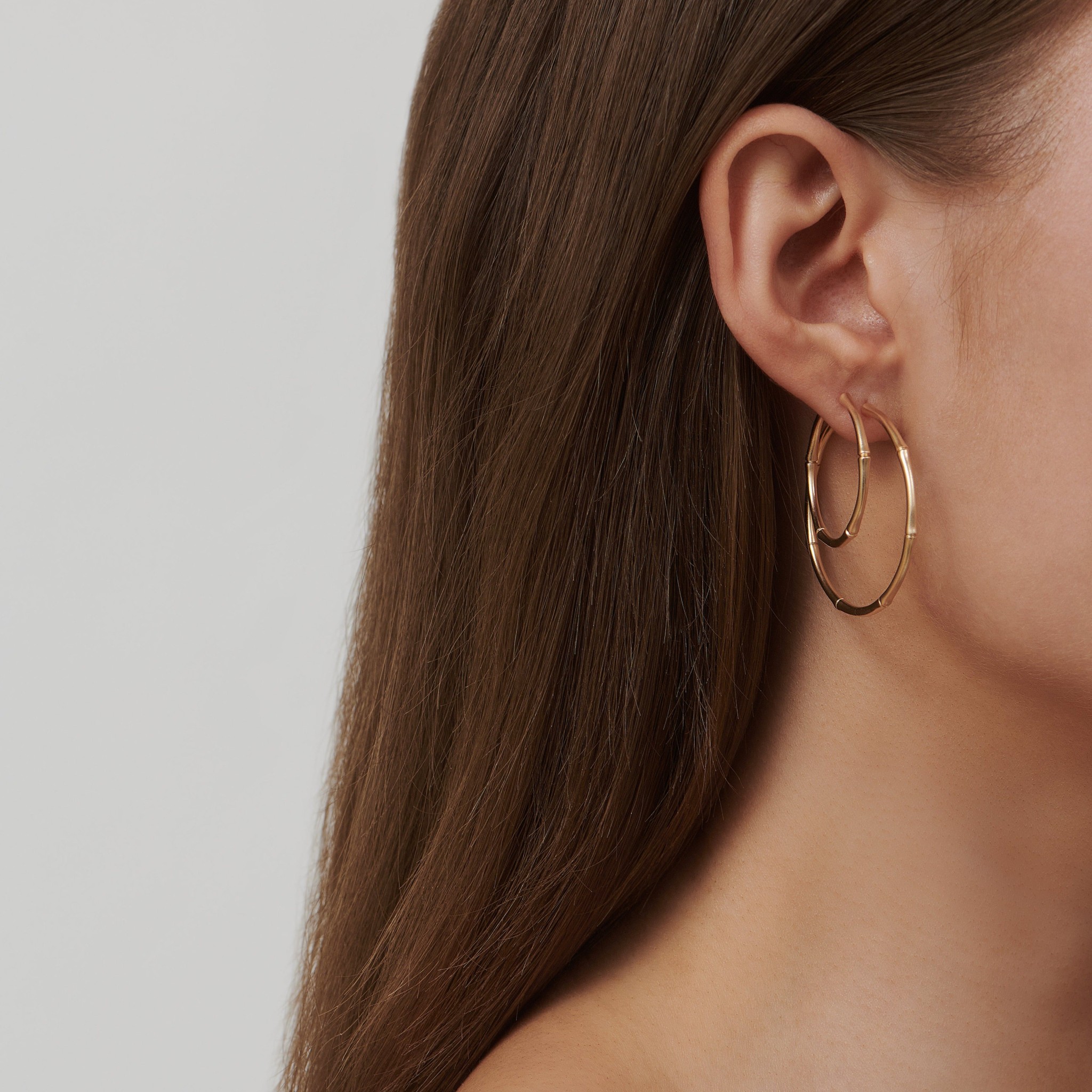 Bamboo Hoops Large i 14K guld båret sammen med mindre bambus-hoops