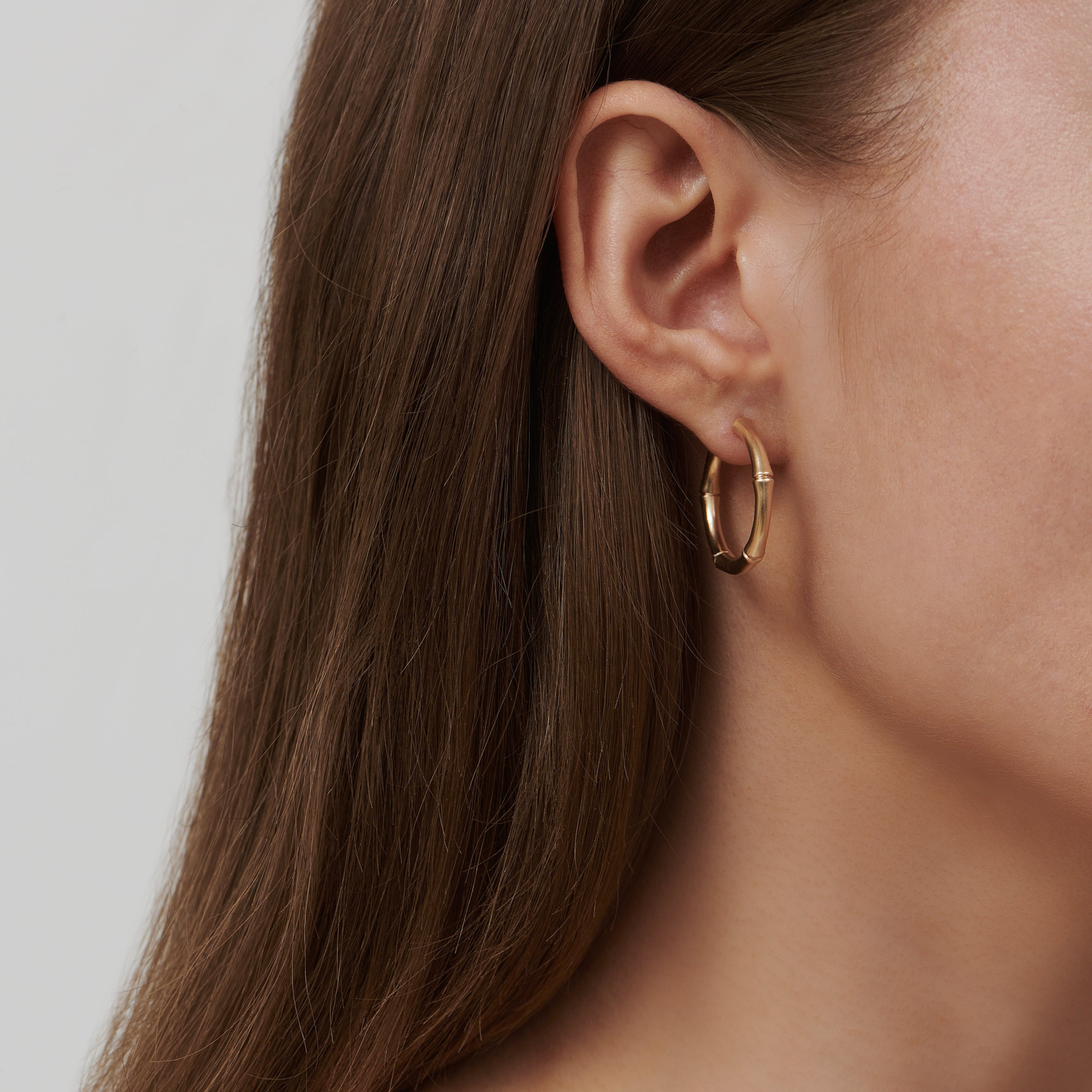 Bamboo Hoops Midi båret i øret, tæt på