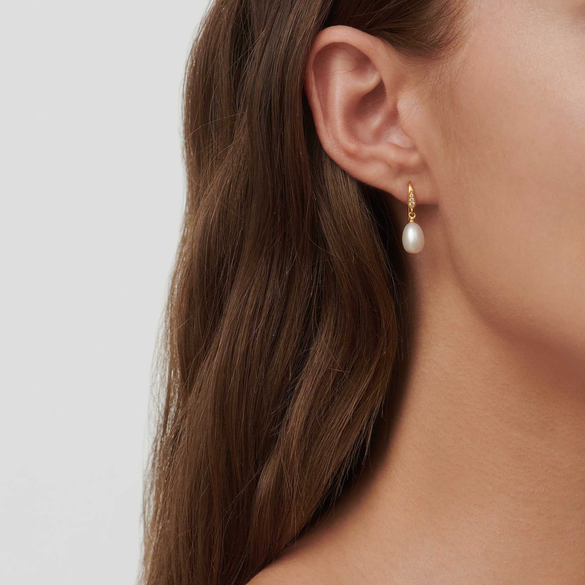 Model bærer Ocean Earrings med ferskvandsperle, nærbillede af øret