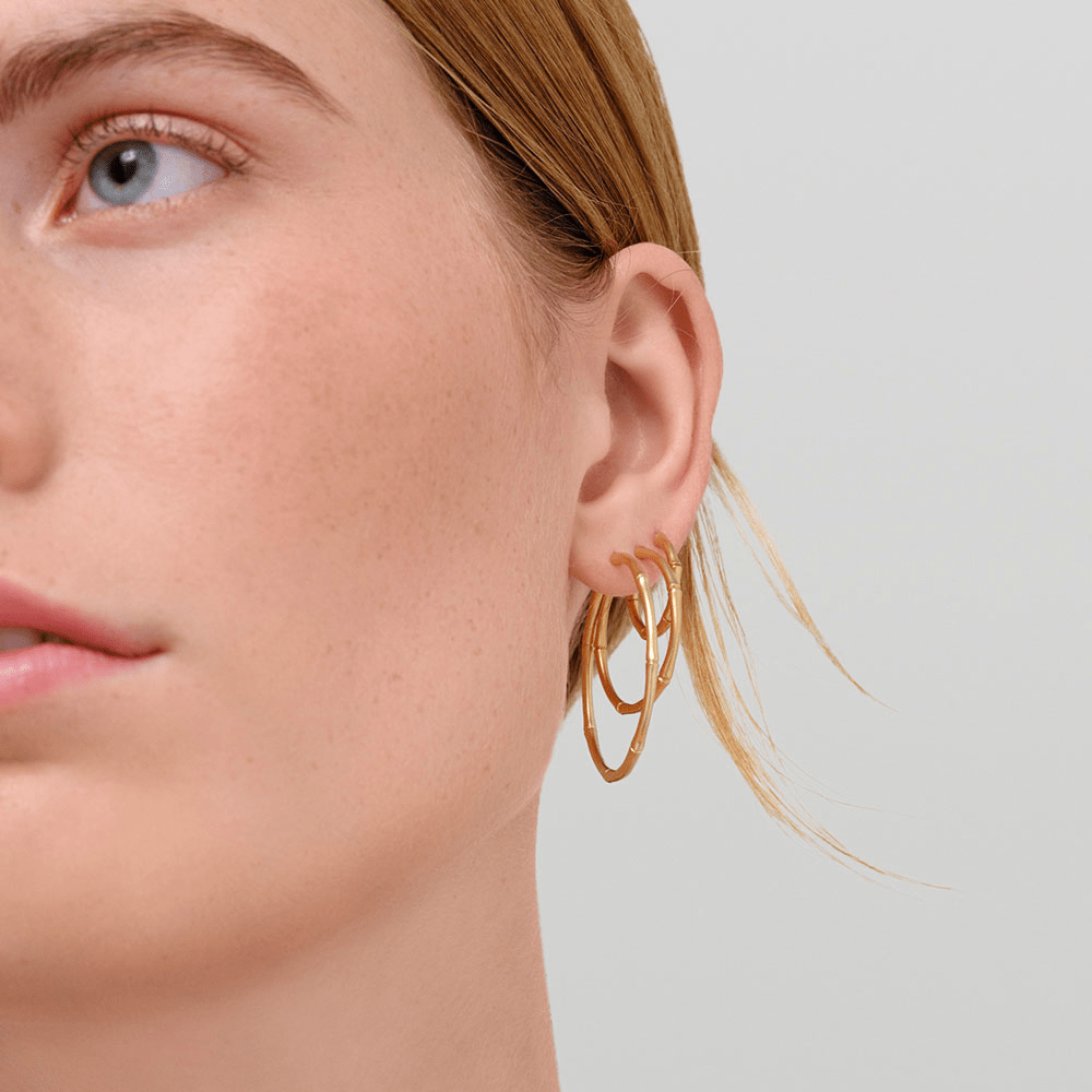 Model iført lagdelte Bamboo Hoops i 14K guld, tæt på