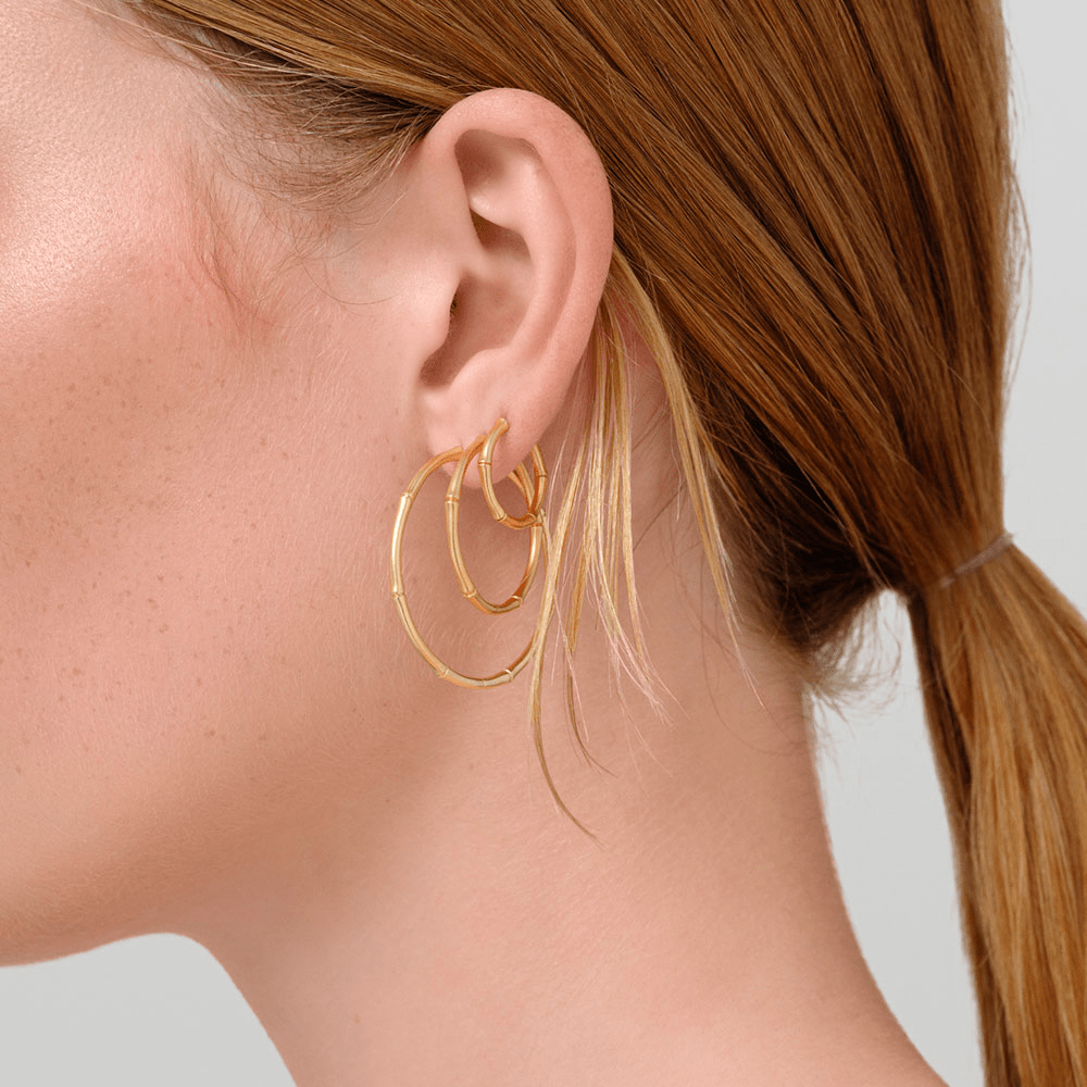 Bamboo Hoops Small båret i øret, tæt på med hår trukket til side