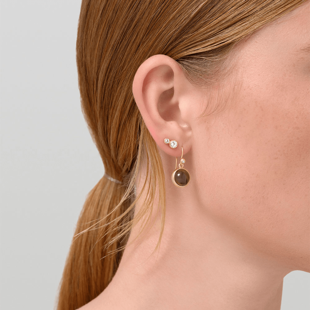 Model bærer Prime Earrings med røgkvarts i 14K guld