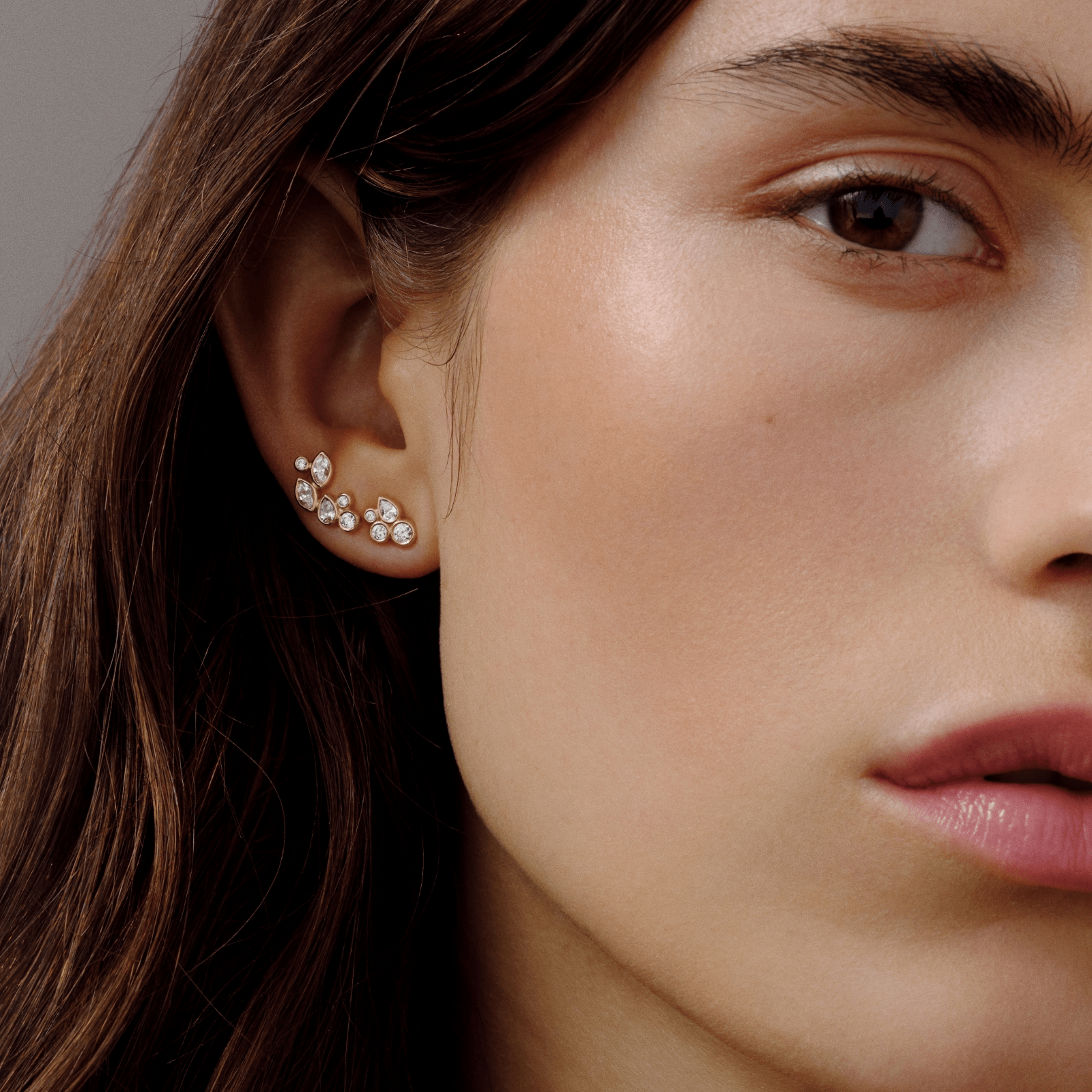 Model bærer Treasure Look i øret som et samlet ear climber-look med klyngesatte zirkonia i forgyldt sølv