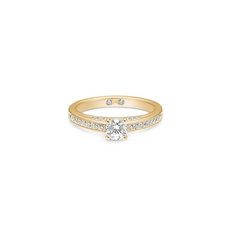 Eternity Diamond forlovelsesring 0,67 ct. fra Julie Sandlau i 18 karat guld med solitær diamant og diamantbesatte skuldre.