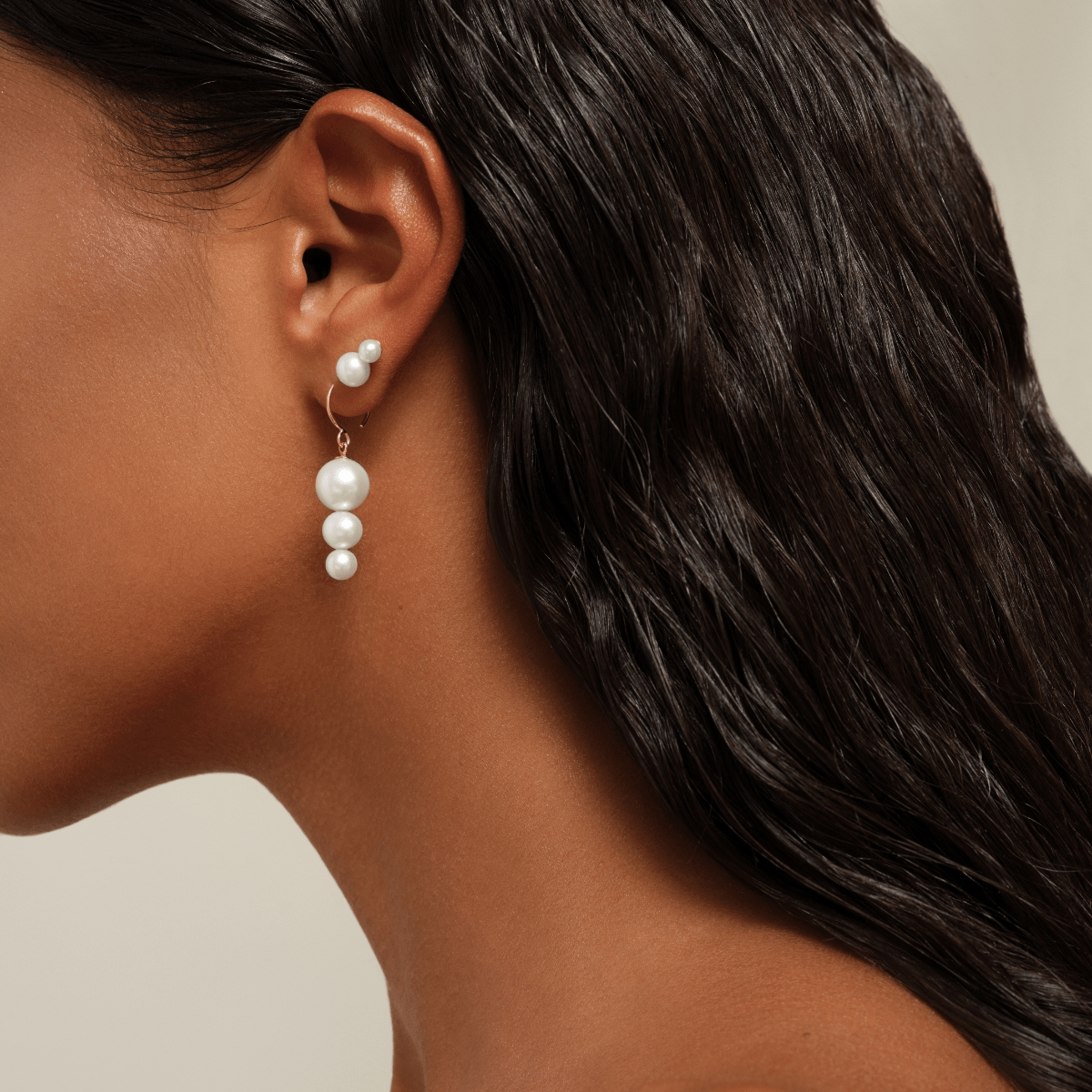 Eden Earring båret i øret sammen med en mindre perlestud