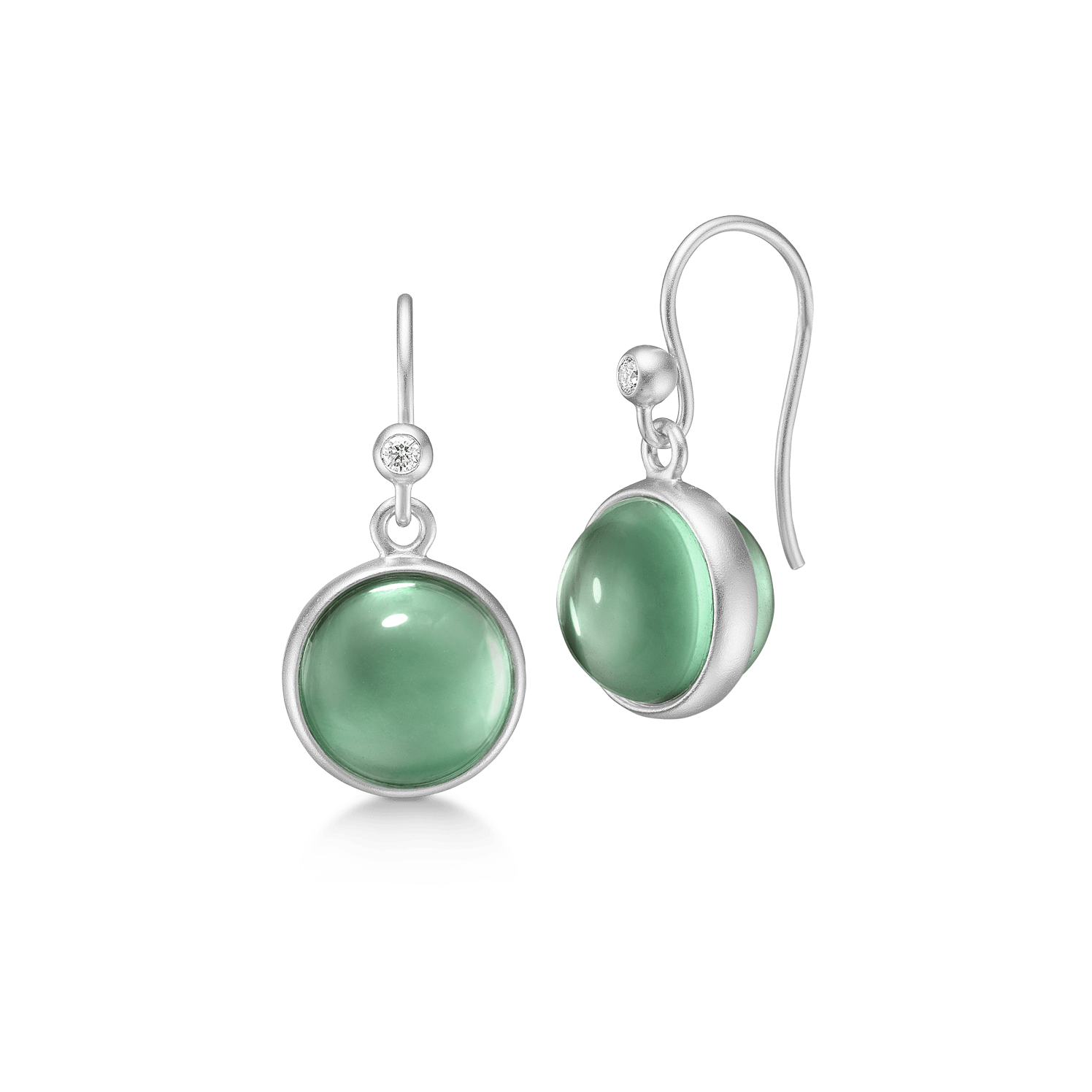 Prime Earrings i rhodineret sølv med grøn cabochon-slebet sten og zirkonia, par set fra siden