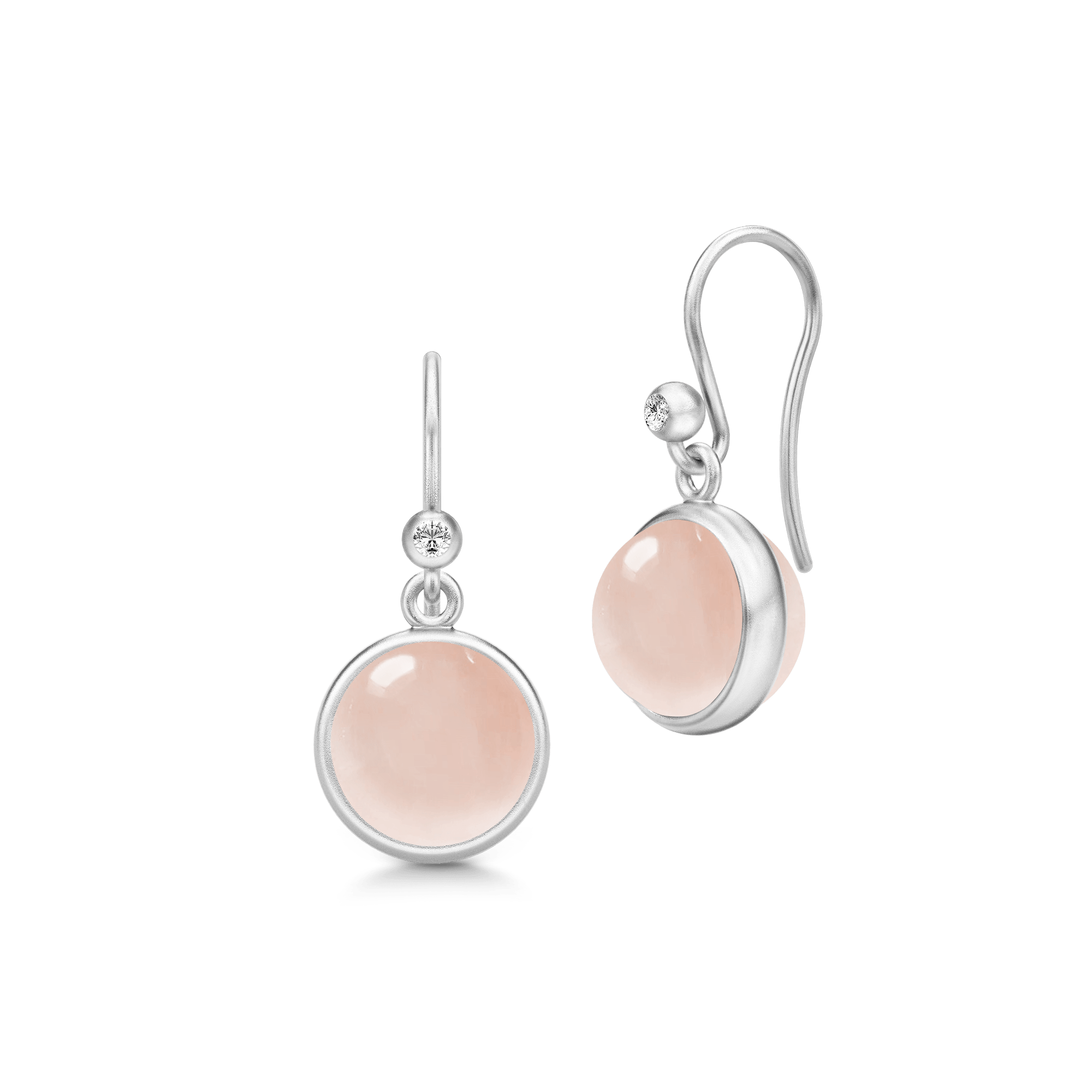 Prime Earrings i rhodineret sølv med lyserød cabochon-slebet sten og zirkonia, par set fra siden