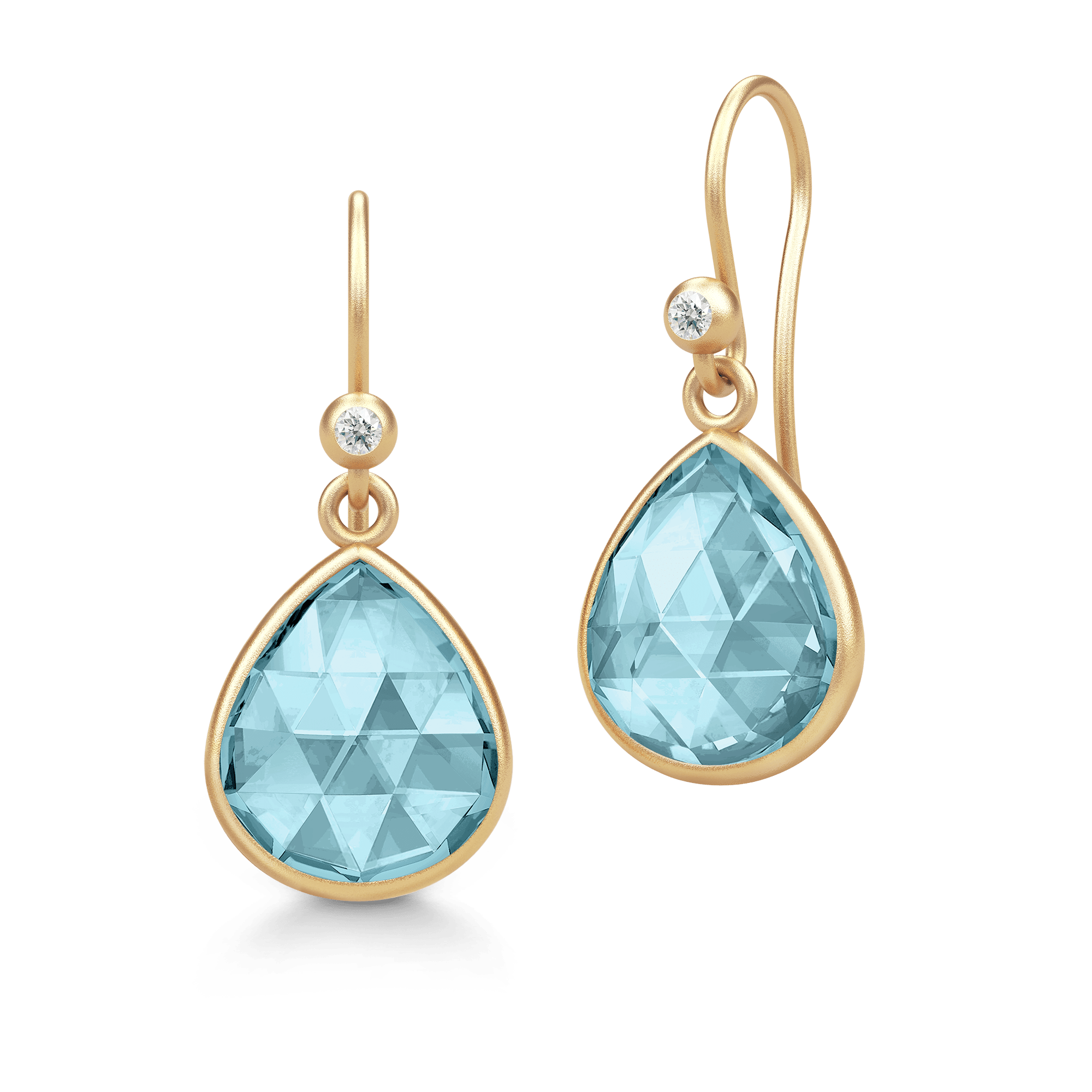 Lea Earrings i forgyldt sølv med aqua-blå pear-slebne krystaller og cubisk zirkonia, still-foto af parret