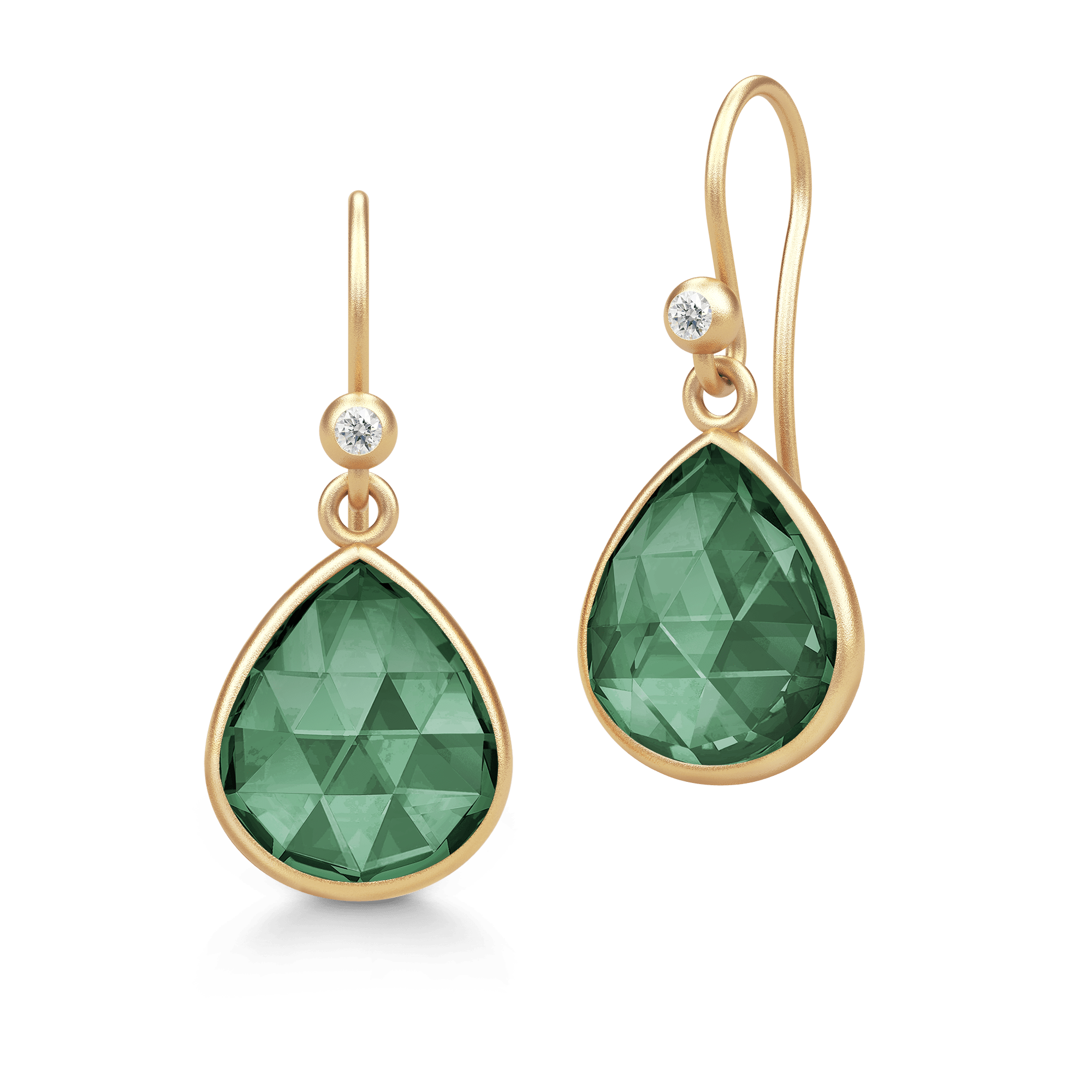 Lea Earrings i forgyldt sølv med grønne pear-slebne krystaller og cubisk zirkonia, still-foto af parret