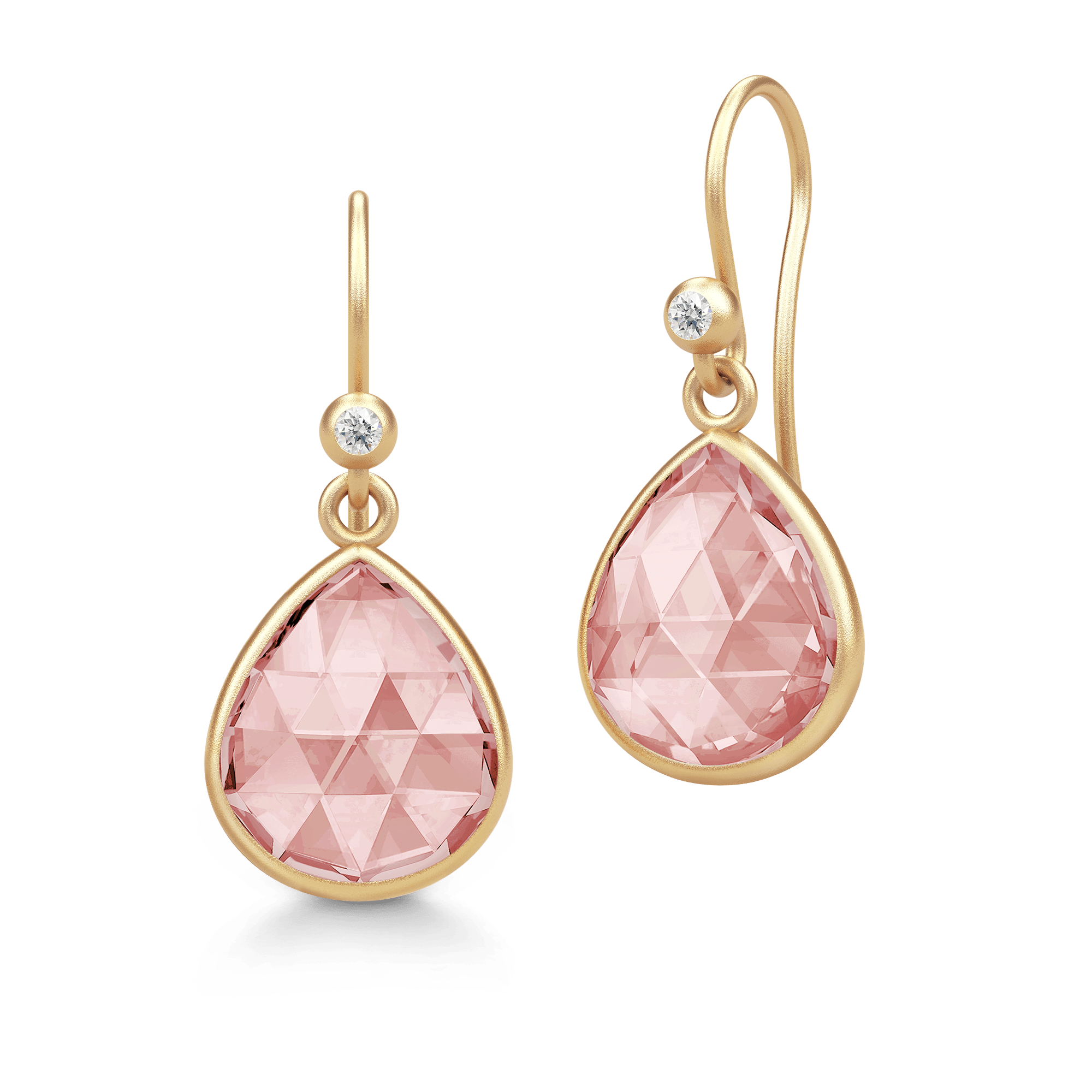 Lea Earrings i forgyldt sølv med lyserøde pear-slebne krystaller og cubisk zirkonia, still-foto af parret