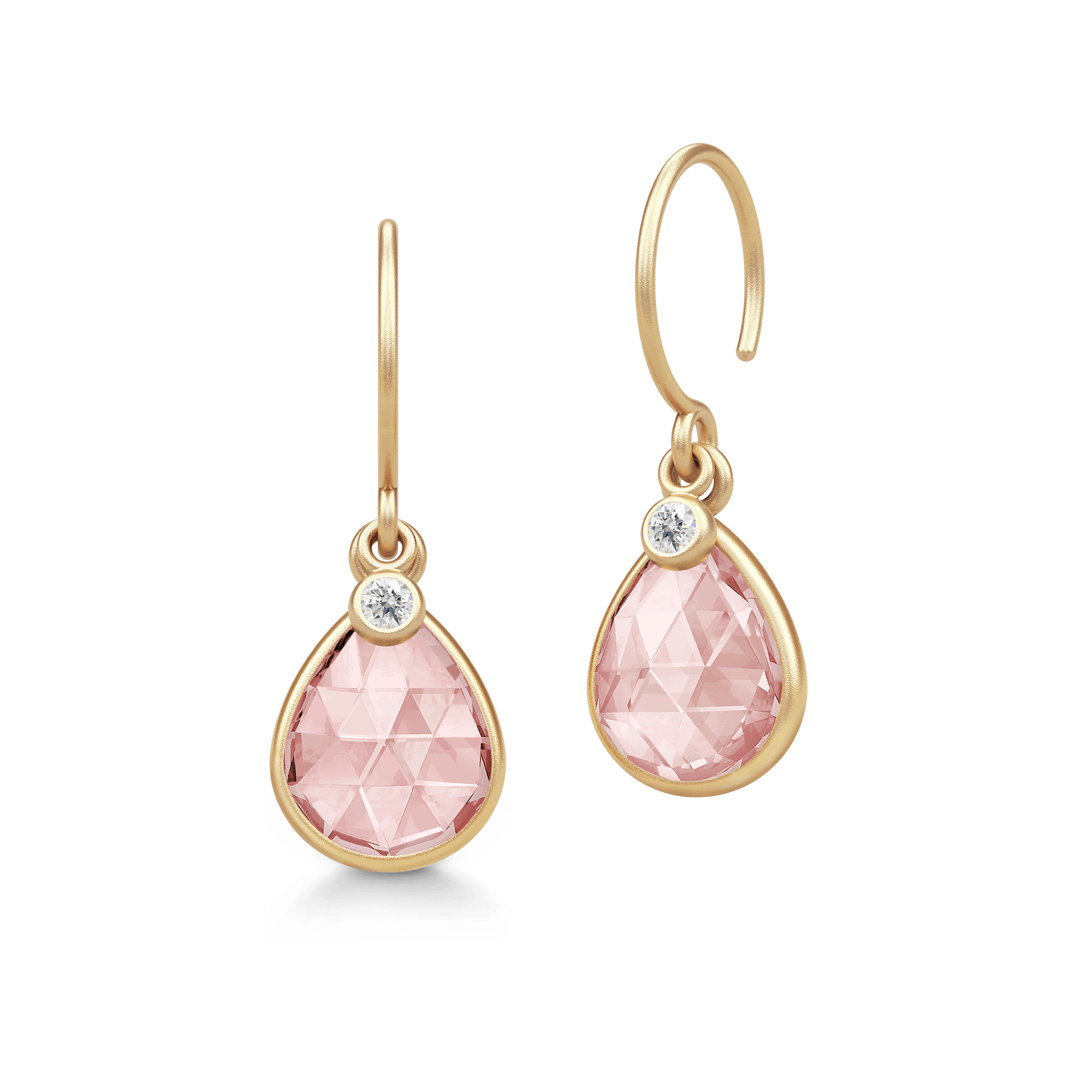 Leela Earrings i forgyldt sølv med støvet rosa pear-slebet krystal og cubisk zirkonia, still-foto af parret