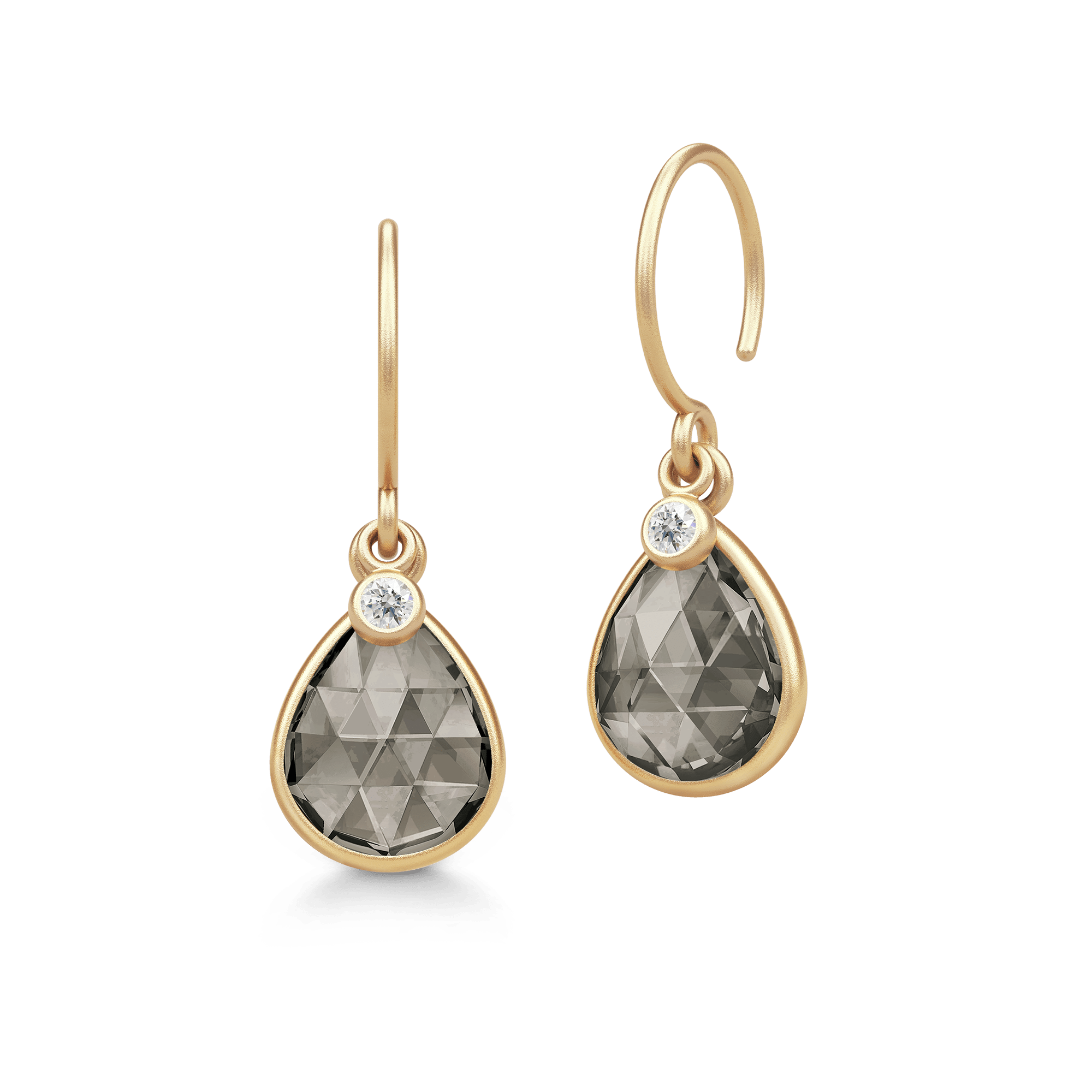 Leela Earrings i forgyldt sølv med røget grå pear-slebet krystal og cubisk zirkonia, still-foto af parret