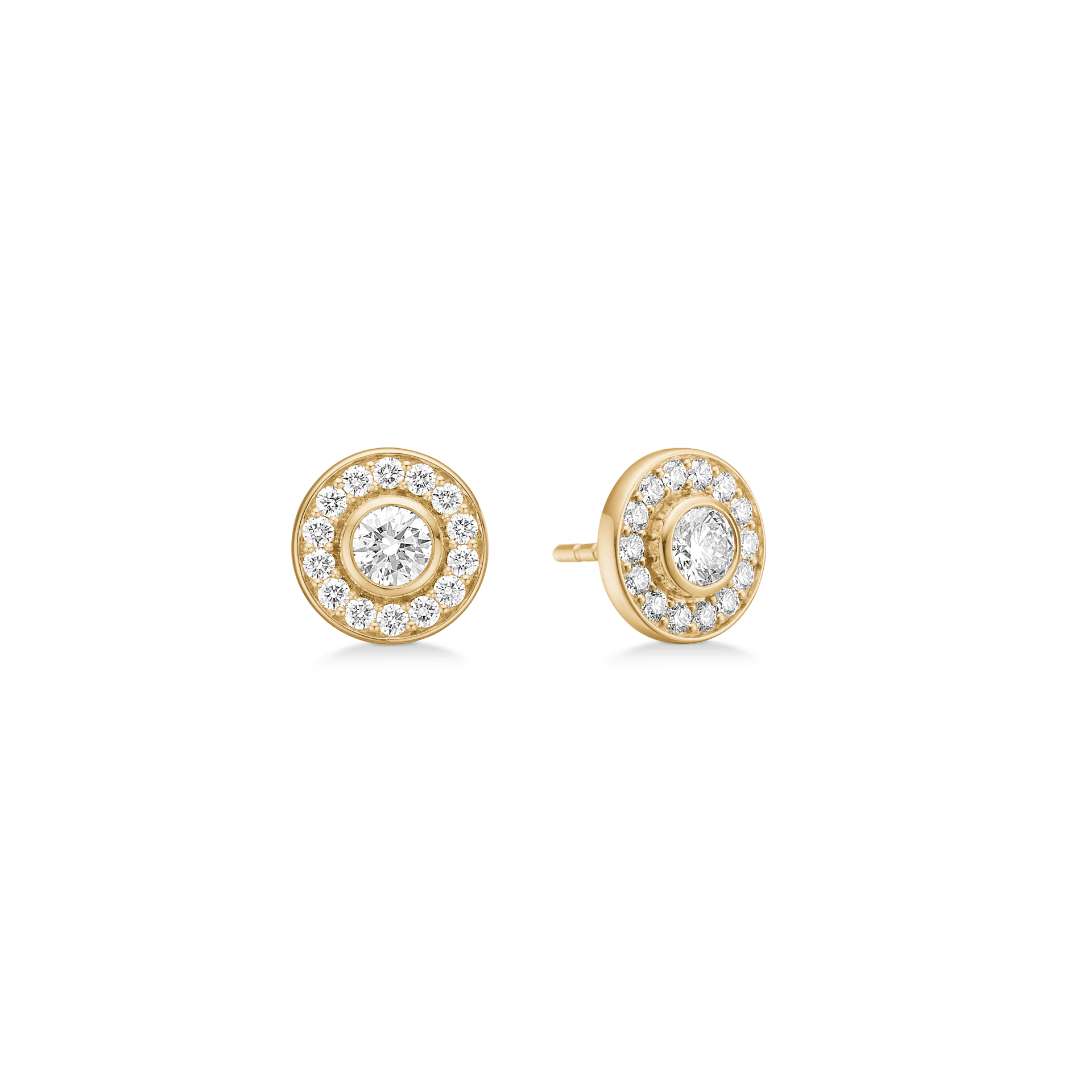 Heritage Earstuds i 18K guld med rund diamant omkranset af pavésatte diamanter, par på hvid baggrund