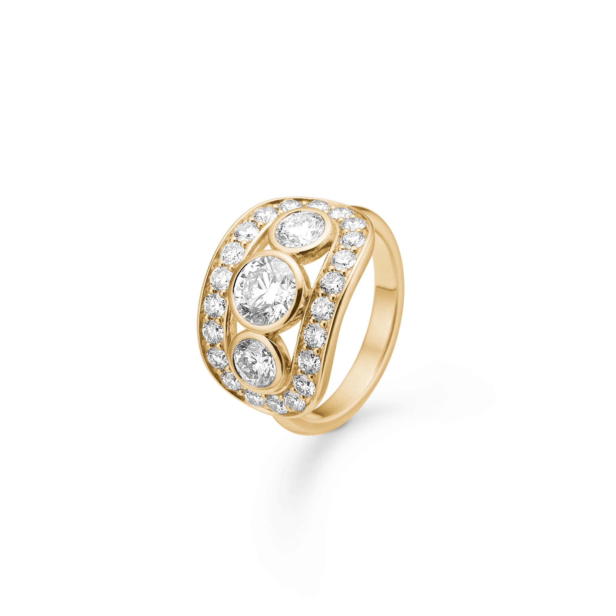 Heritage Trio Ring i 18kt guld set med tre bezelfattede diamanter omkranset af pavésatte diamanter, vist i nærbillede.