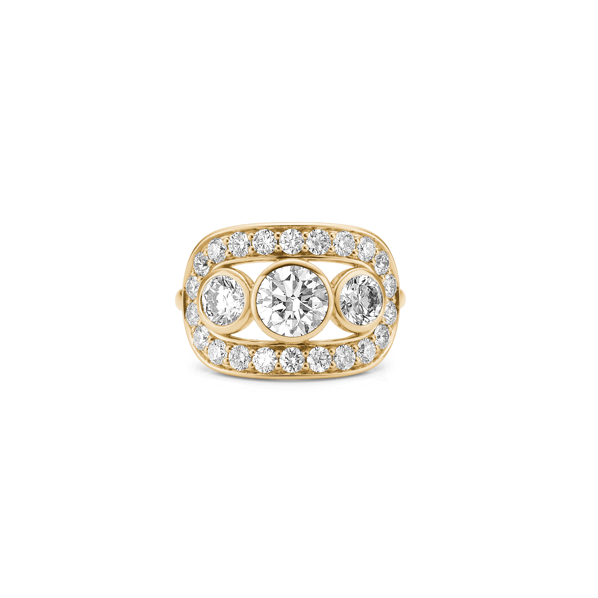 Heritage Trio Ring i 18kt guld, set forfra med de tre center-diamanter og pavésatte diamantrækker.