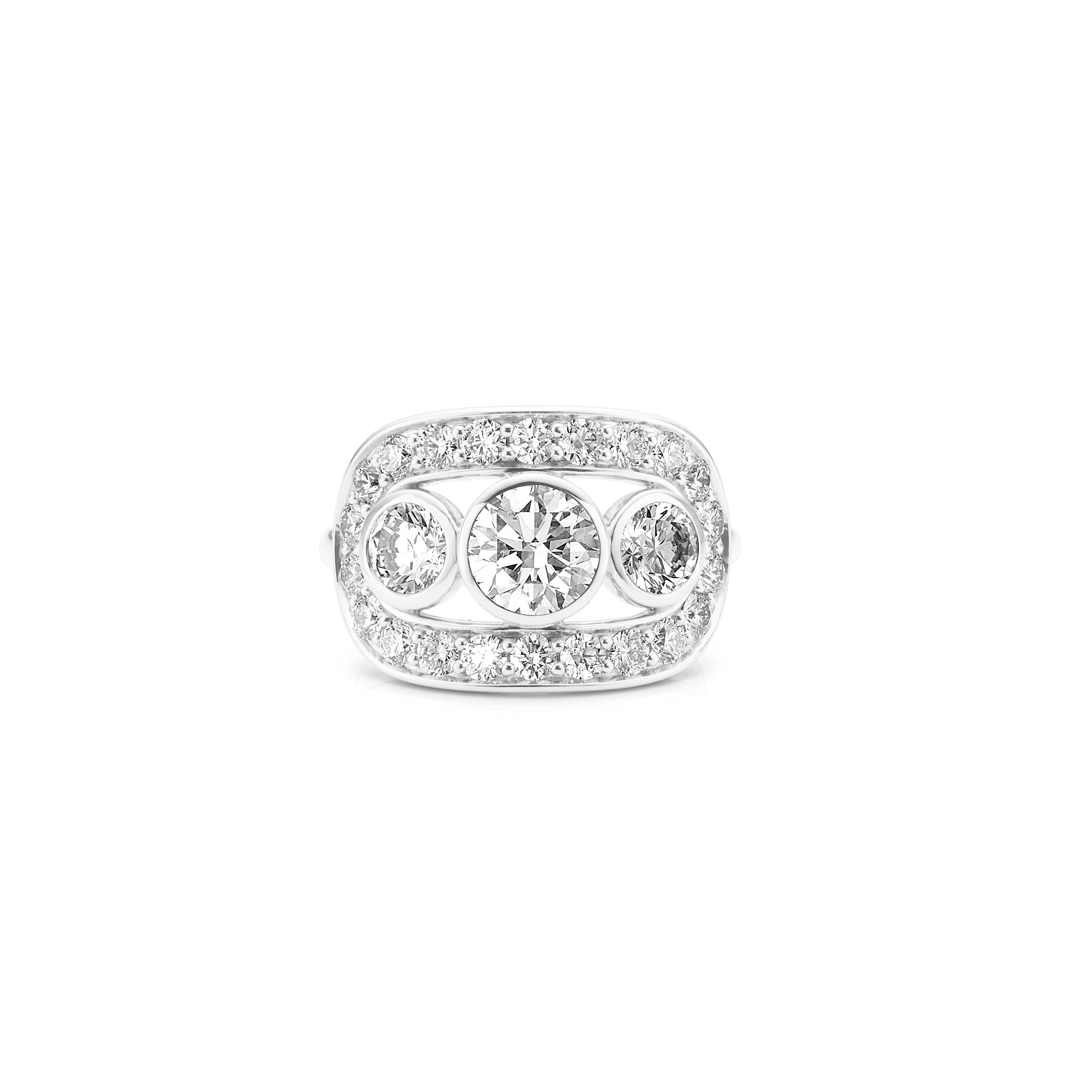 Heritage Trio Ring i 18K hvidguld med tre brillantslebne diamanter i pavé-ramme, set forfra