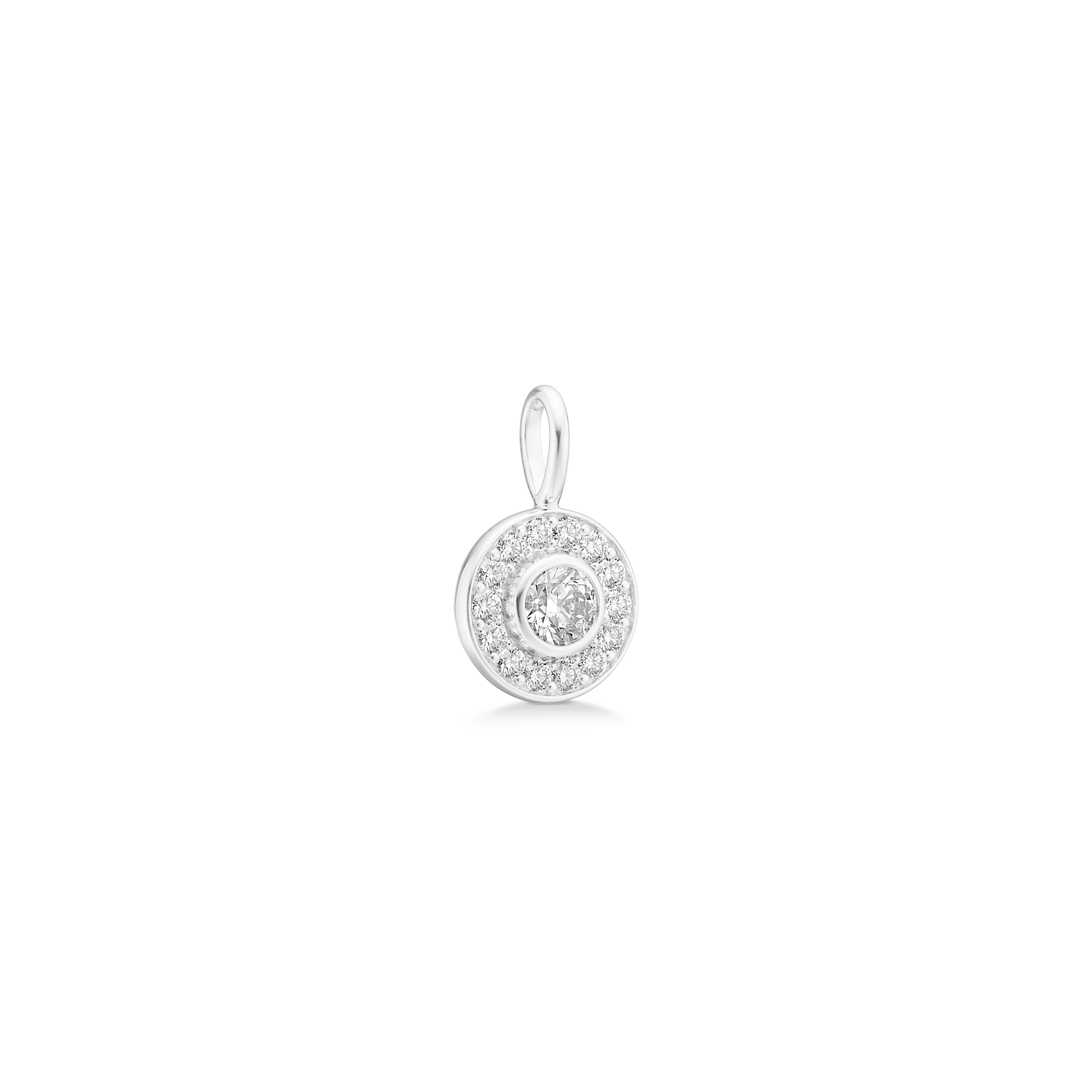 Heritage Pendant i 18kt hvidguld med diamanthalo, produktfoto skråt fra siden