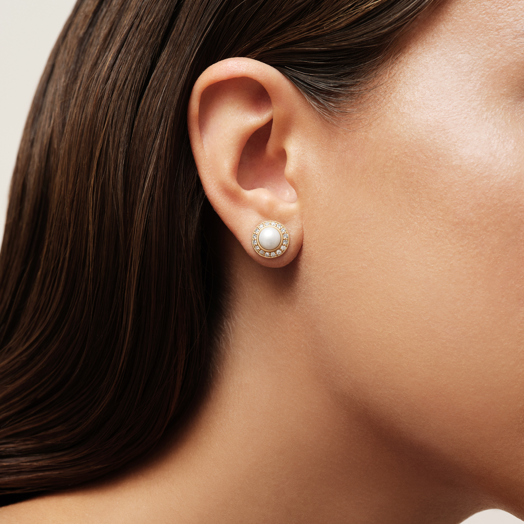 Elaine Earstuds i 14K guld båret i øret