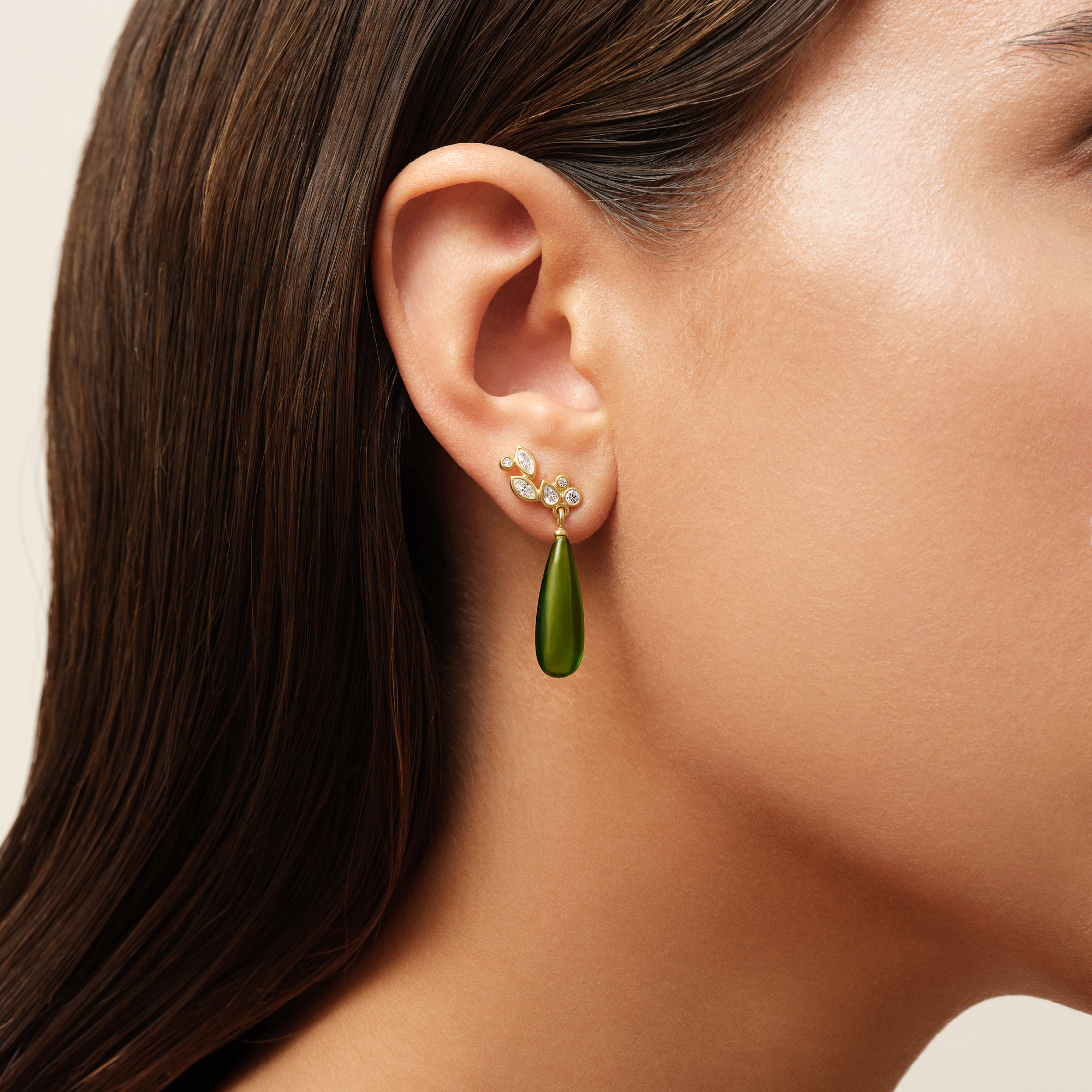 Model bærer Treasure Drop Earrings fra Julie Sandlau