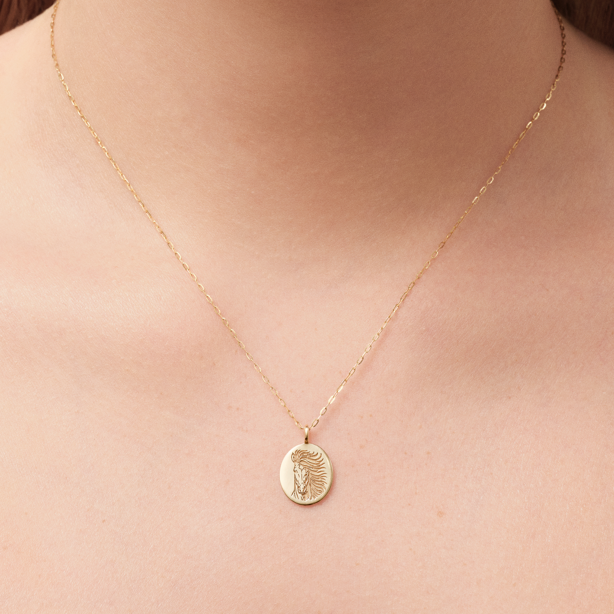 Classic Horse Pendant i 14K guld – båret