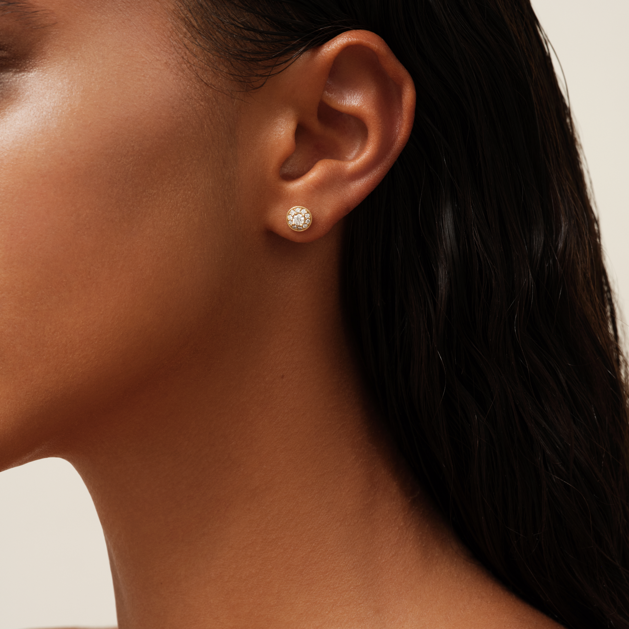 Lulia Halo Earstuds i 14kt guld, båret i øret, close-up
