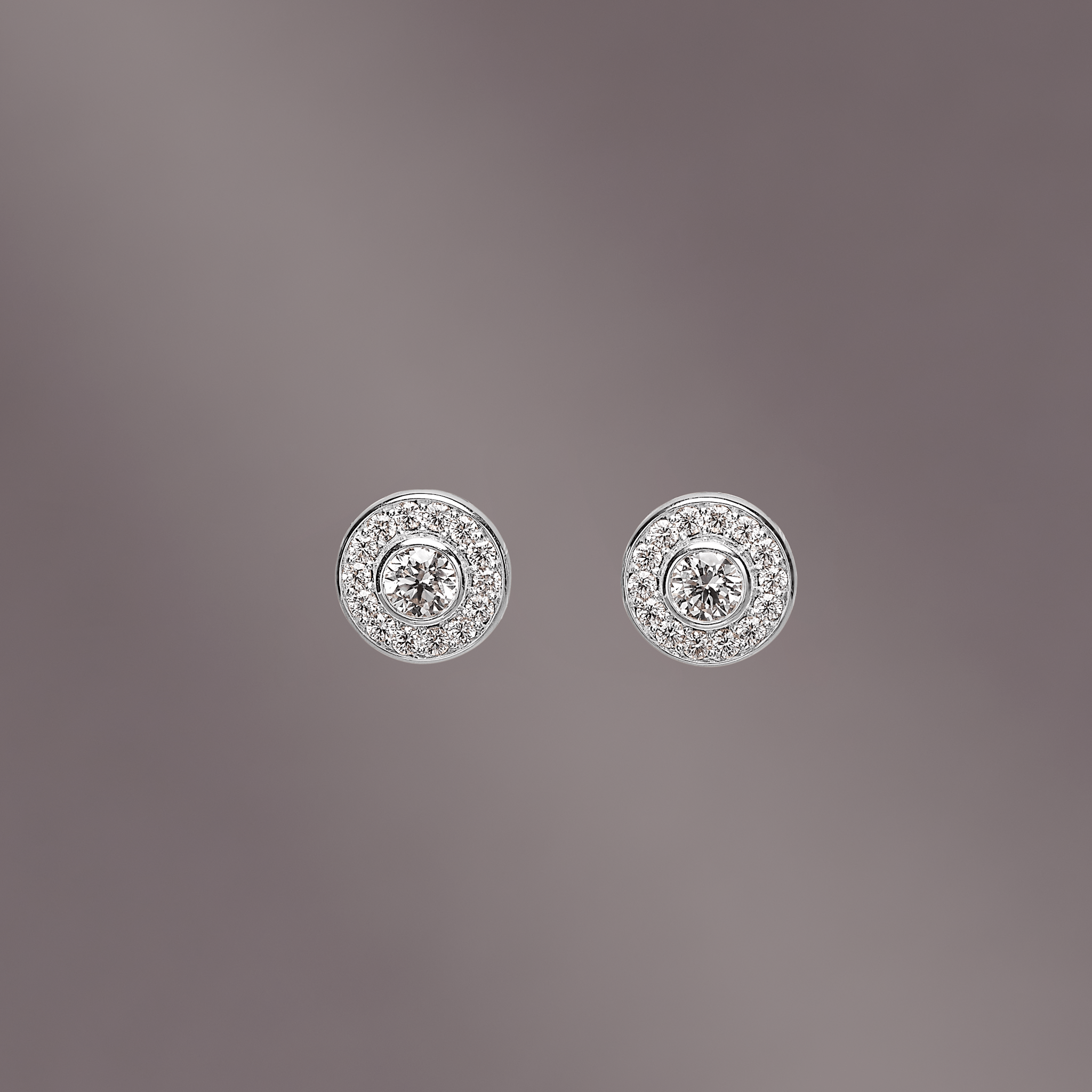 Heritage earstuds i 18K hvidguld – stilleben på mørk baggrund