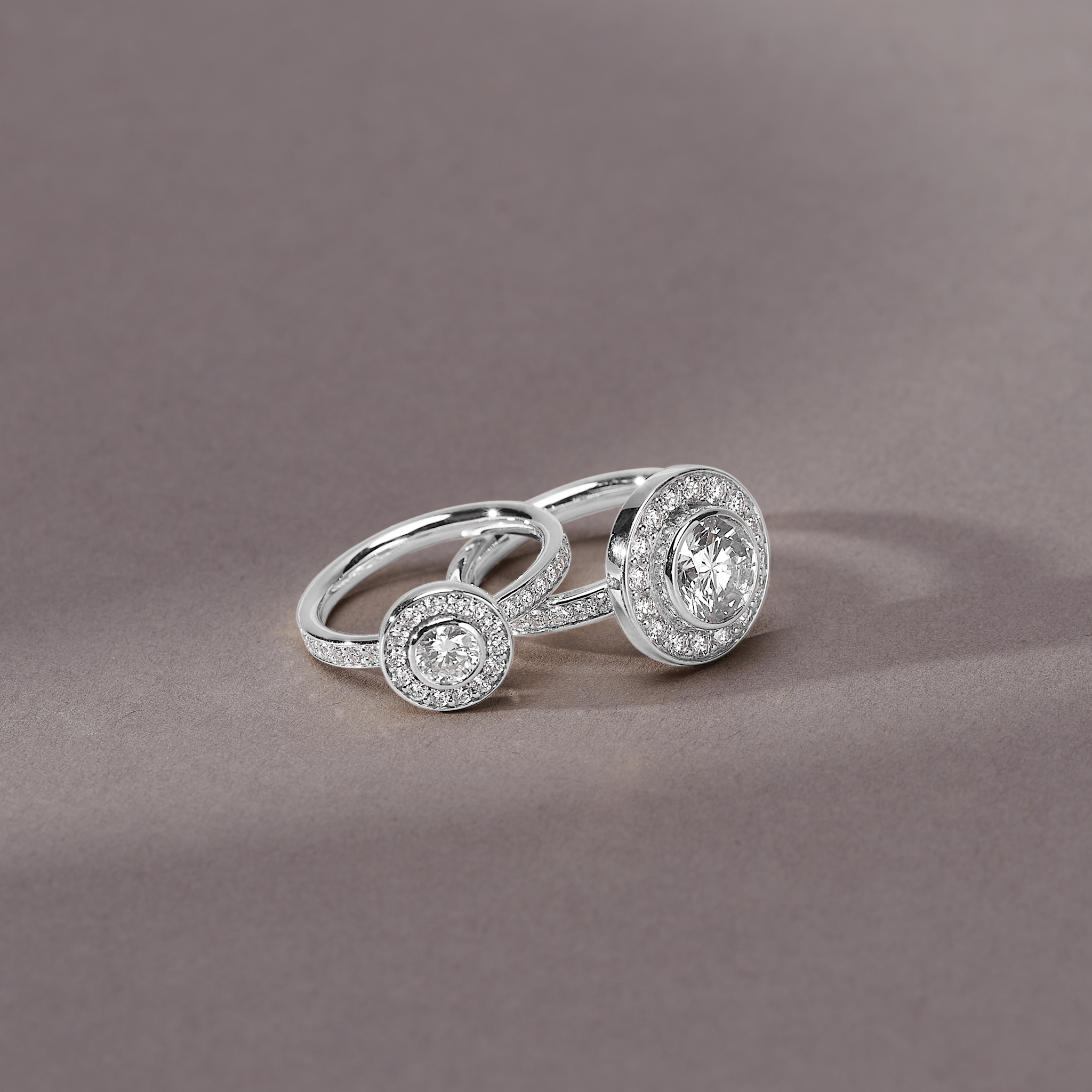 Heritage J.S. Ring i 18K hvidguld stablet med en tynd diamantring, fotograferet mod brun baggrund