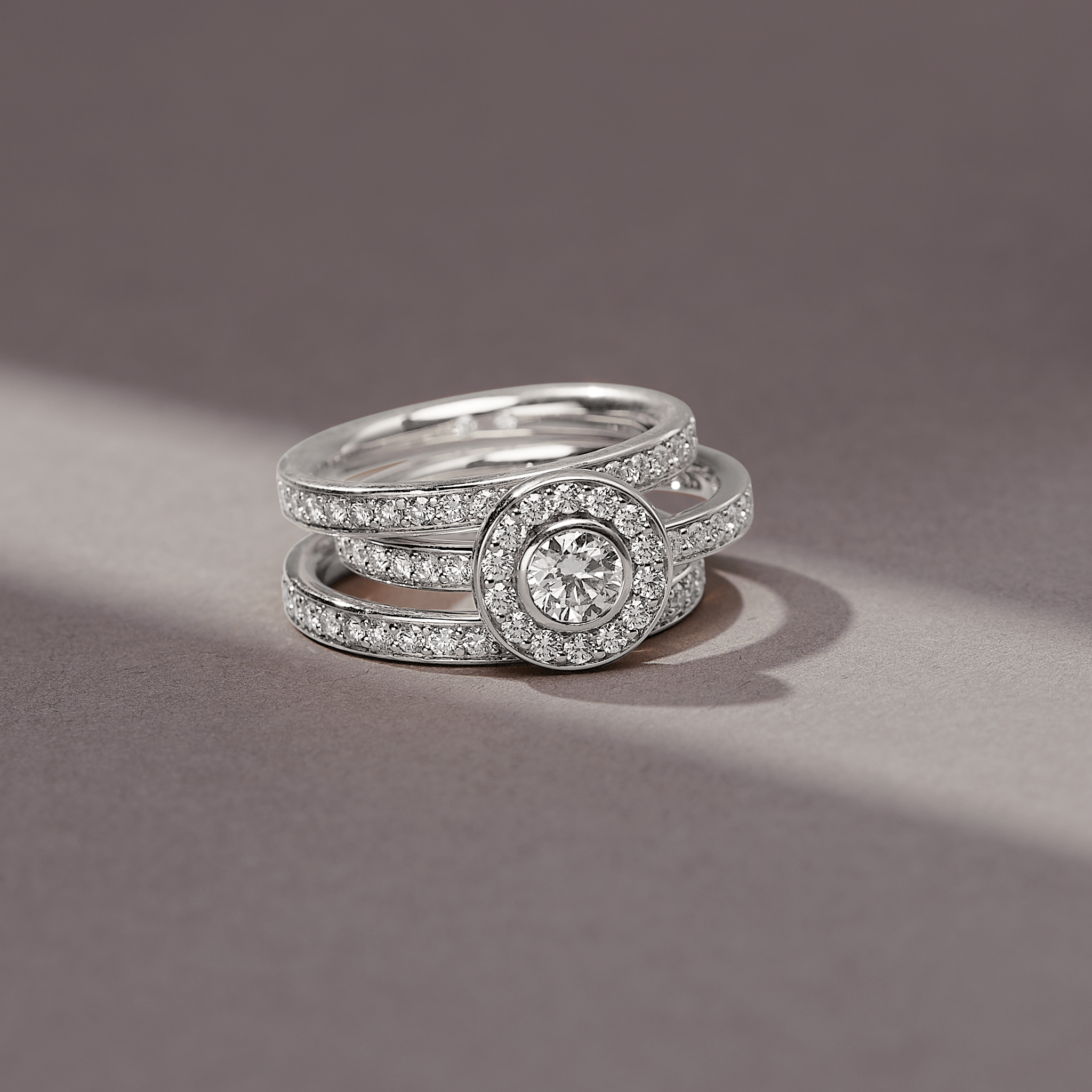 Elegance Band ring i 18 kt hvidguld med diamanter, stylet stacket sammen med en solitaire-ring med diamanthalo