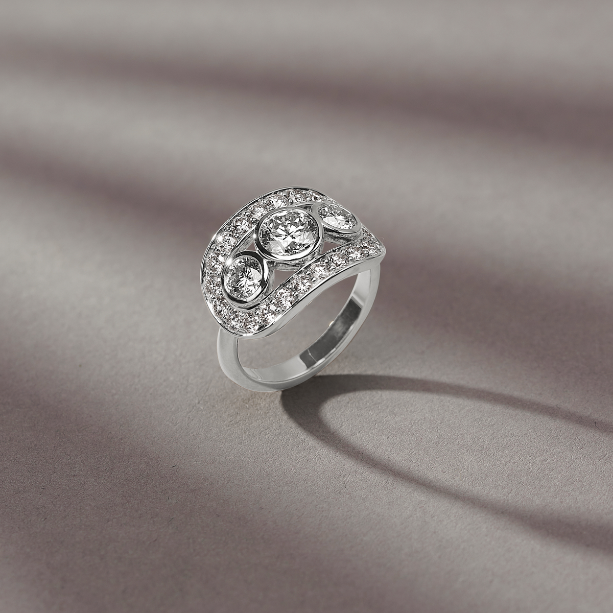 Heritage Trio Ring i 18K hvidguld med tre brillantslebne diamanter, stylet med bløde skygger