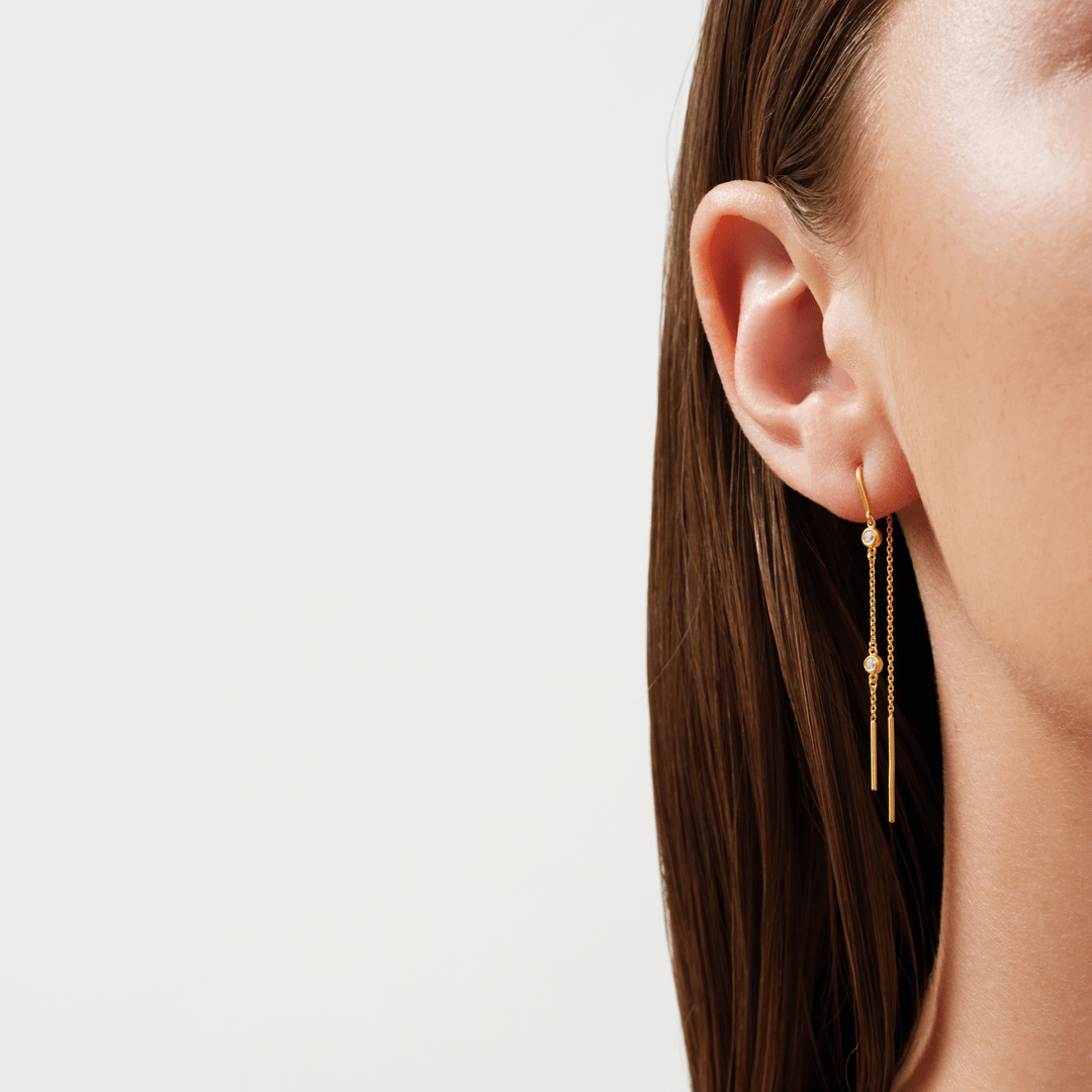 Model bærer Grace Chain ørering trukket gennem øret