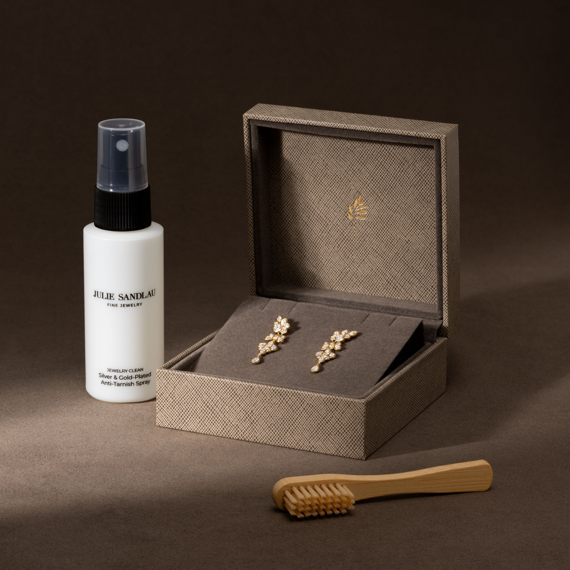 Jewelry Clean & Care Sæt fra Julie Sandlau – rensespray, træbørste og smykkeæske med øreringe