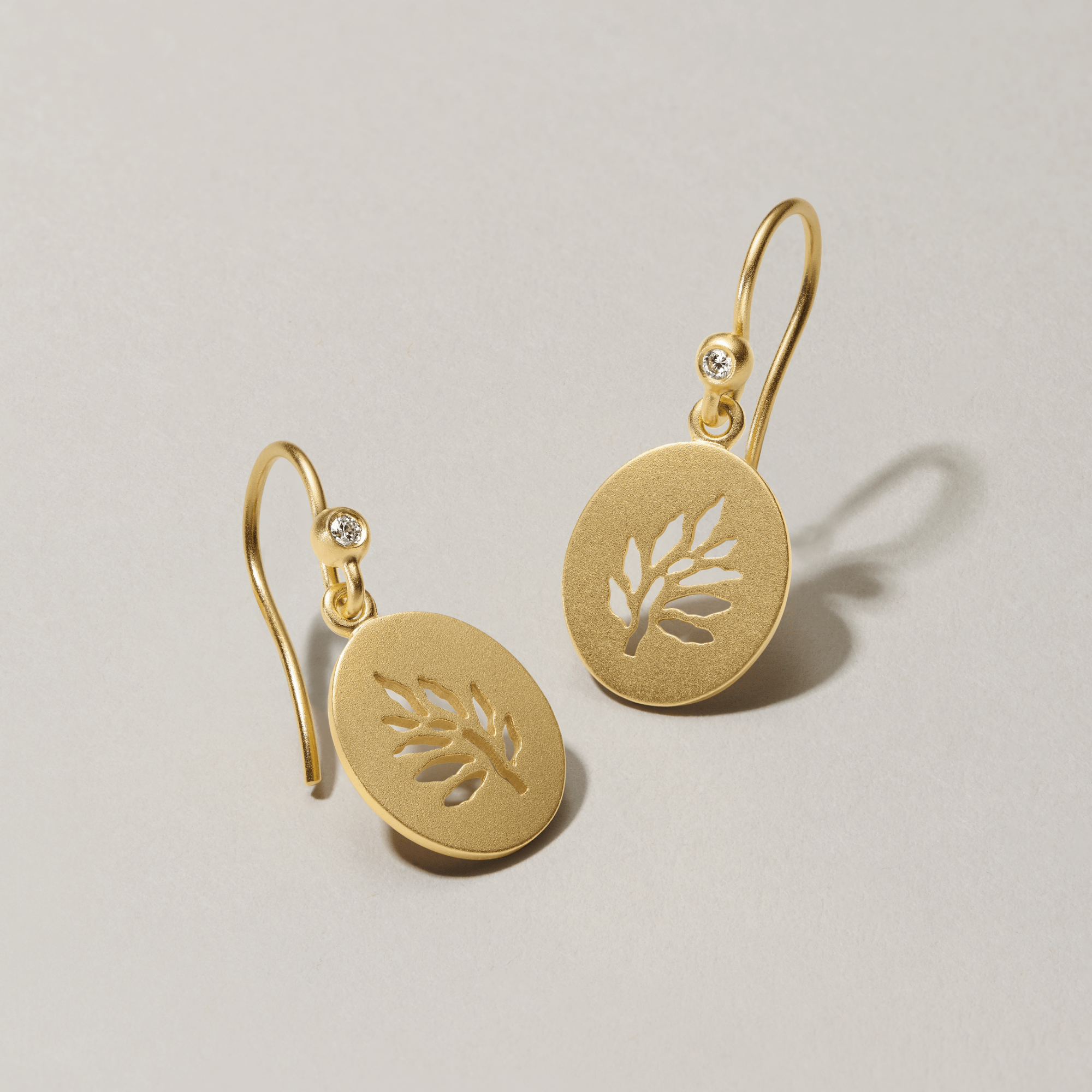 Tree of Life Signet Earrings i forgyldt sølv, par fotograferet på skrå