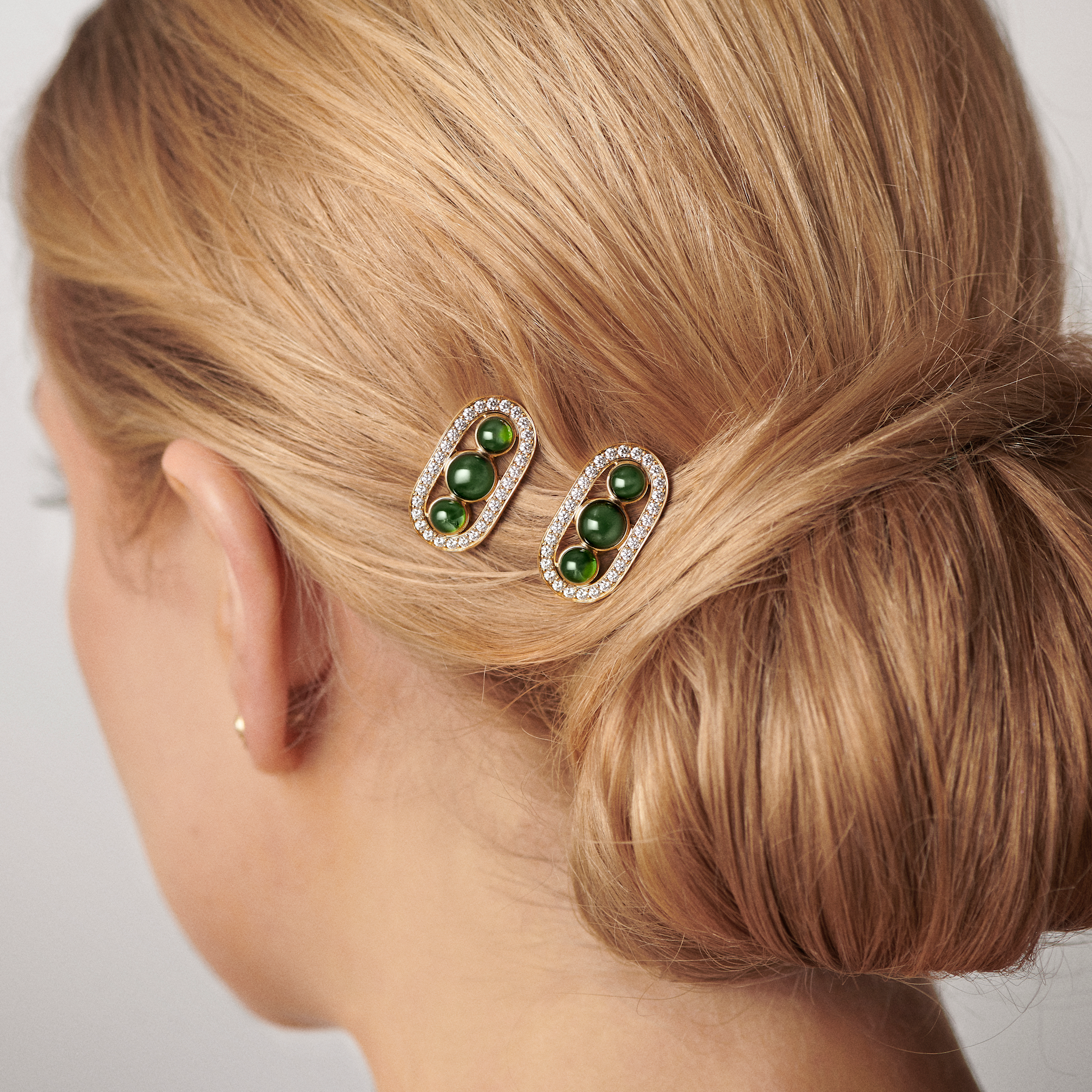 Heritage Hair Clip båret i håret som diadem-alternativ i en lav opsat frisure