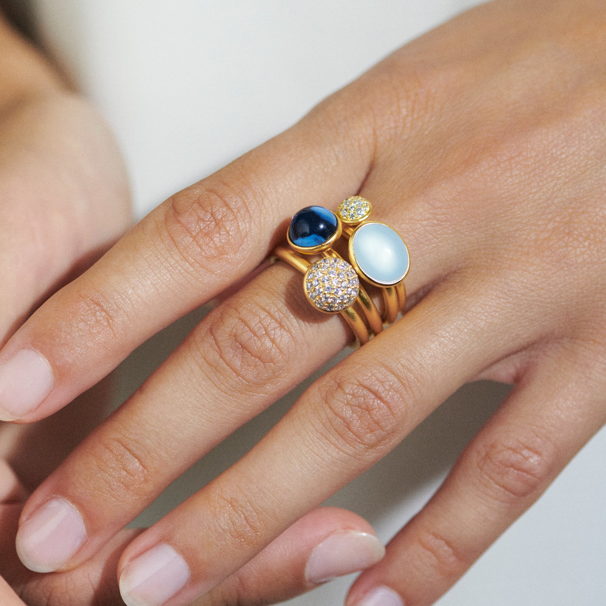 Model iført stak af ringe fra Julie Sandlau