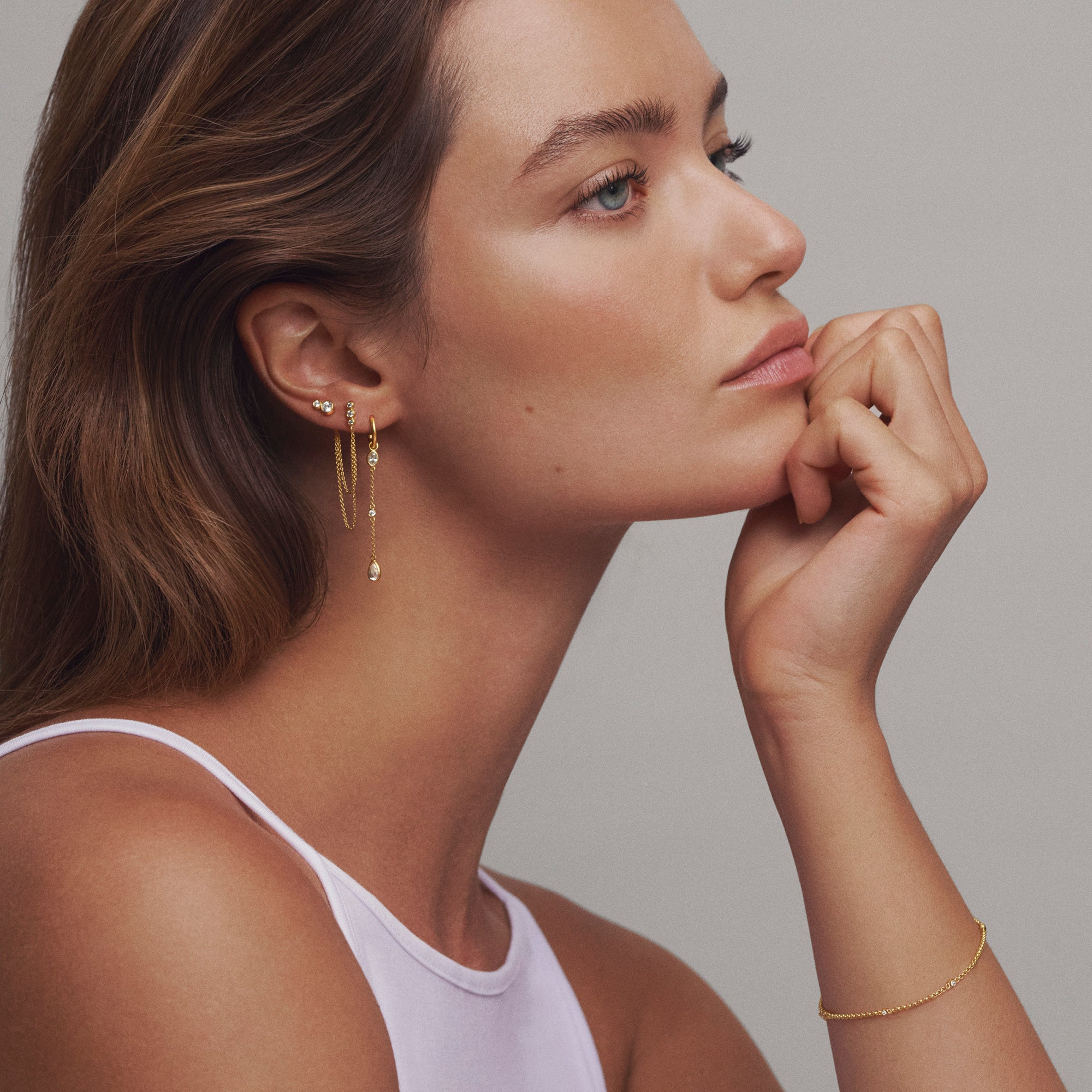Model iført øresmykker fra Julie Sandlau