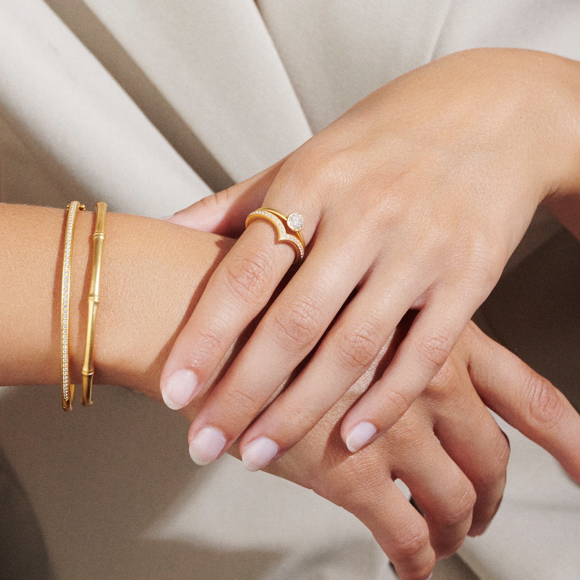 Model bærer ringe og armbånd fra Julie Sandlau
