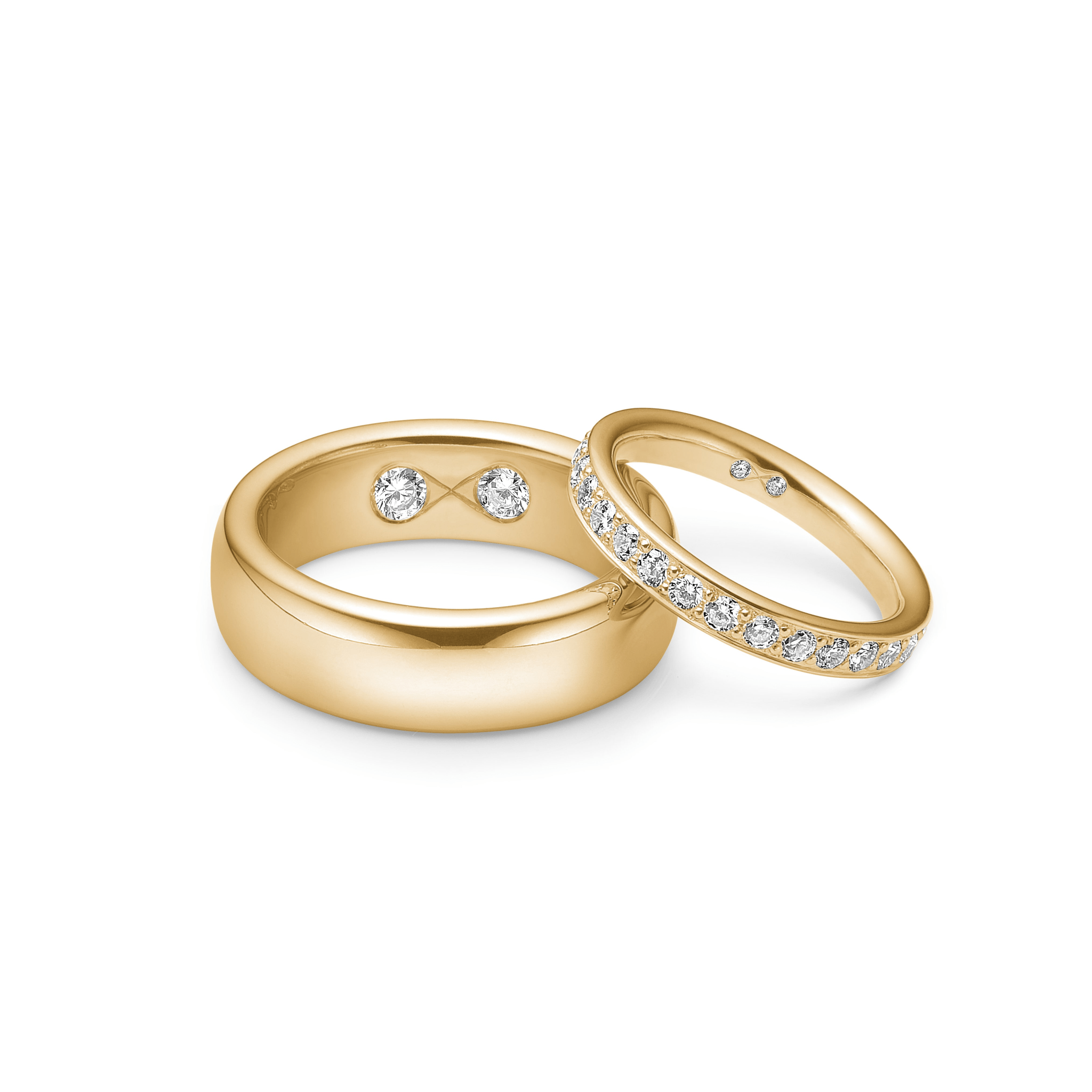 Herrevielsesring fra Julie Sandlau i guld ved siden af en diamantbesat damering fra samme Wedding-kollektion