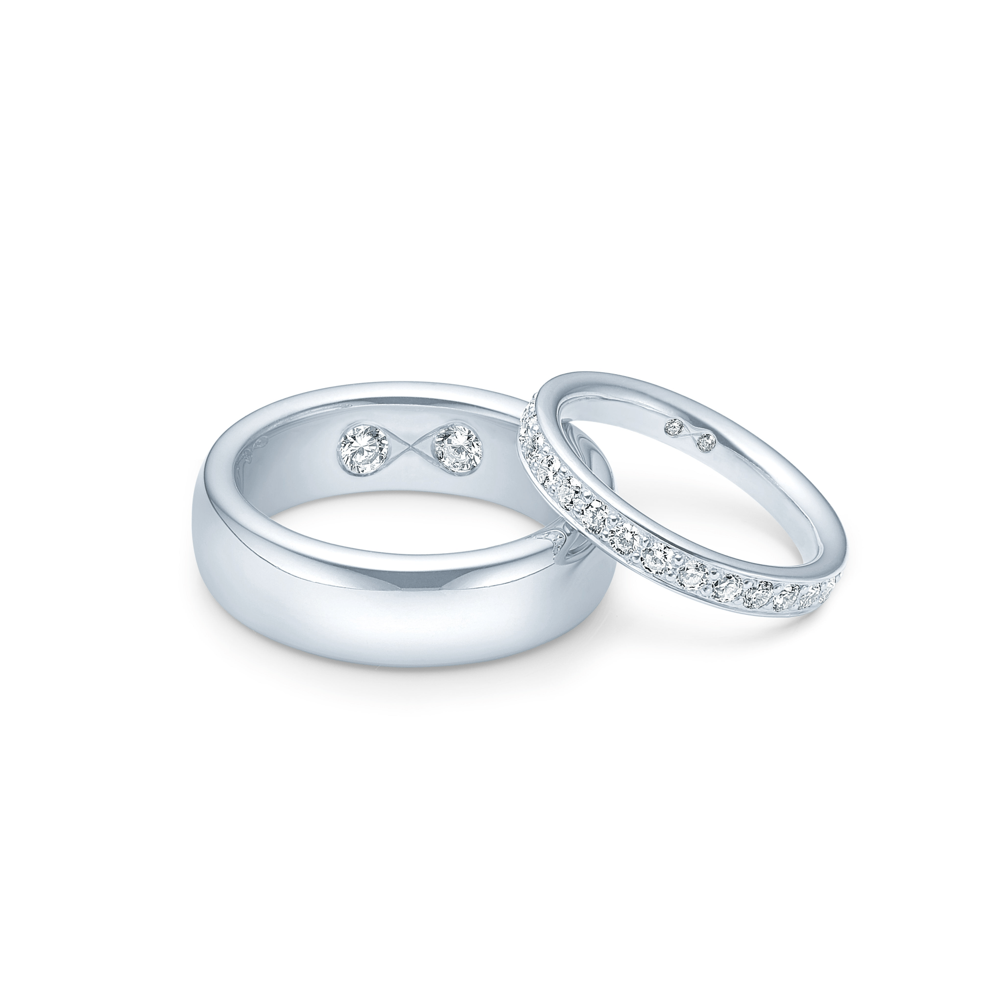 Mens Medium Eternity Band i hvidguld vist sammen med matchende diamantring