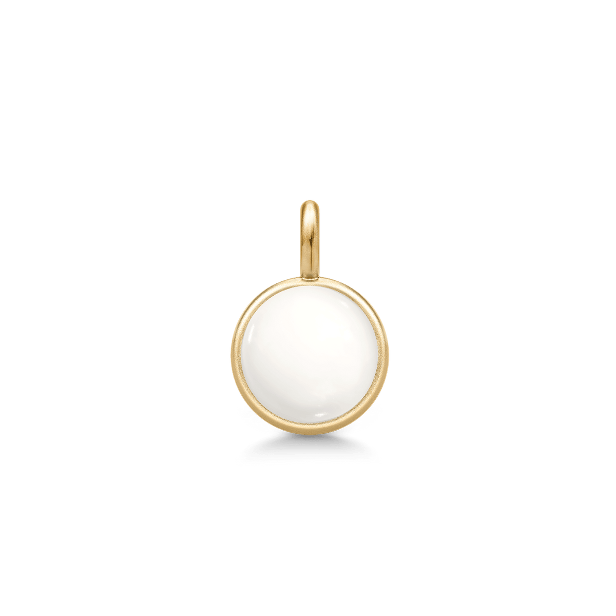Prime Pendant i guld med hvid cabochonslebet krystal, set forfra
