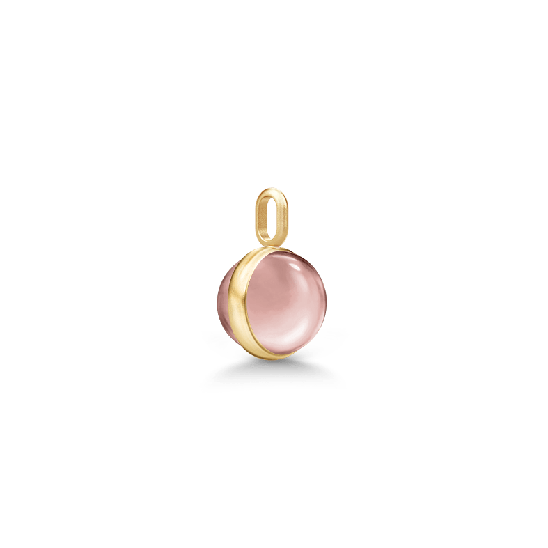 Little Prime Pendant med lyserød cabochon-slebet krystal i forgyldt sølv, set fra siden