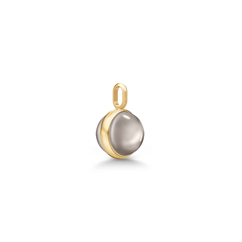 Little Prime Pendant med grå cabochon-slebet krystal i forgyldt sølv, set fra siden