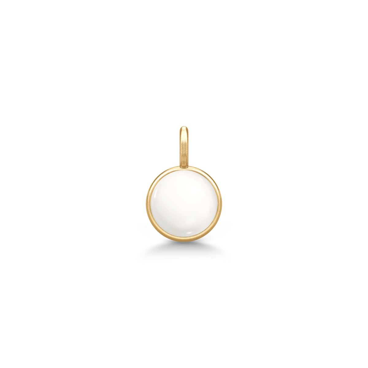 Little Prime Pendant med hvid cabochon-slebet krystal i forgyldt sølv, set forfra