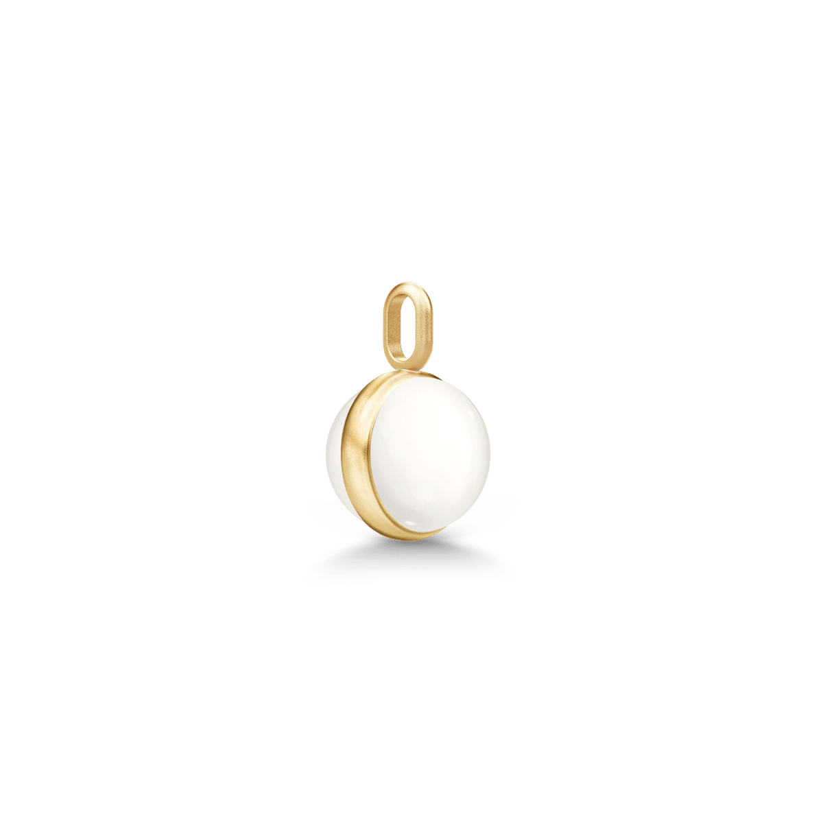 Little Prime Pendant med hvid cabochon-slebet krystal i forgyldt sølv, set fra siden