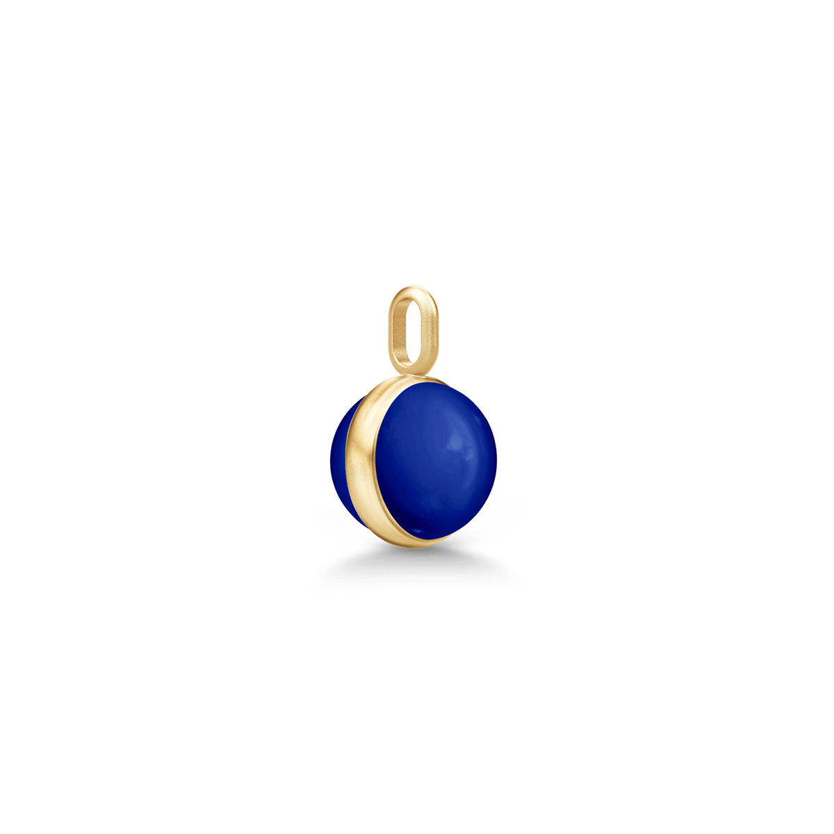 Little Prime Pendant med mørkeblå cabochon-slebet krystal i forgyldt sølv, set fra siden