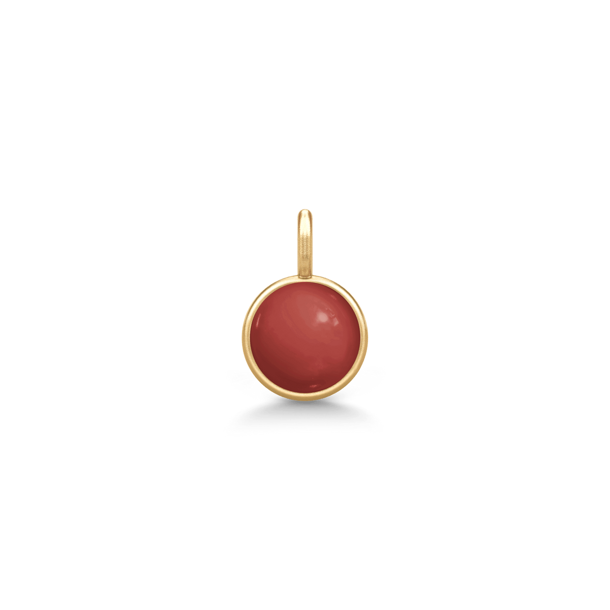 Little Prime Pendant med rød cabochon-slebet krystal i forgyldt sølv, set forfra