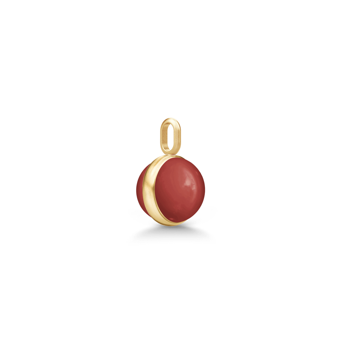 Little Prime Pendant med rød cabochon-slebet krystal i forgyldt sølv, set fra siden